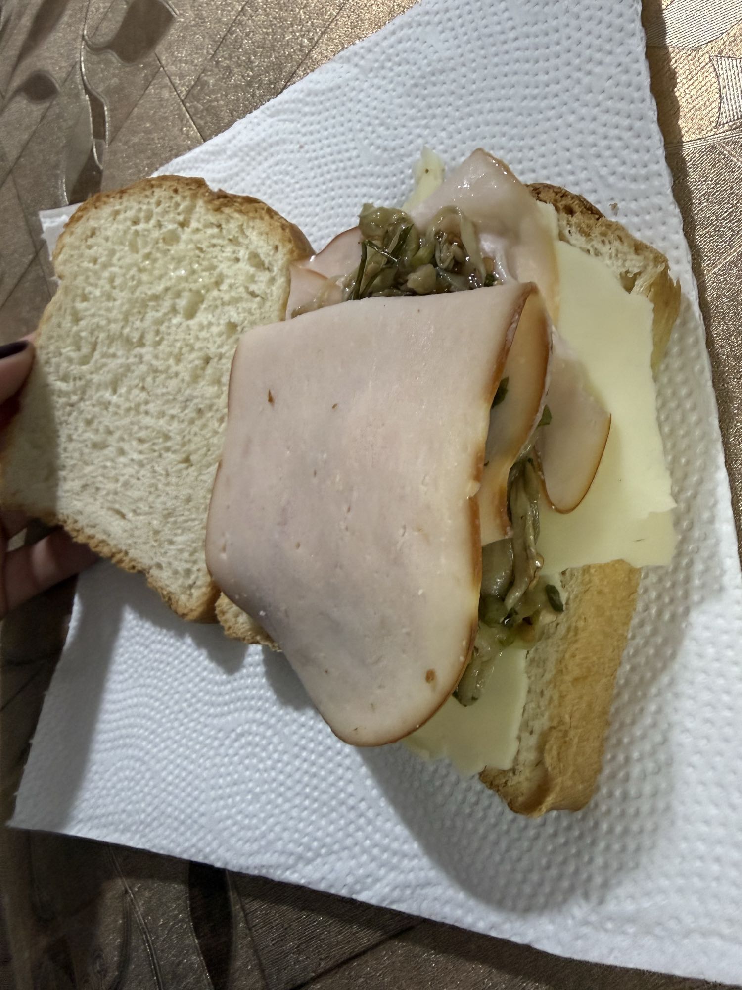 Sanduíche de peru e queijo
