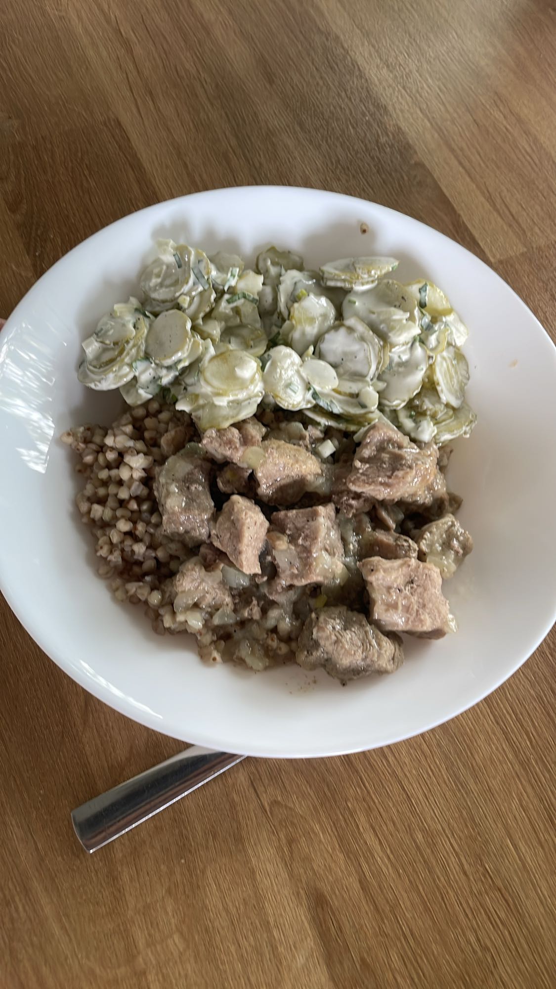 Kasza z mięsem i mizerią