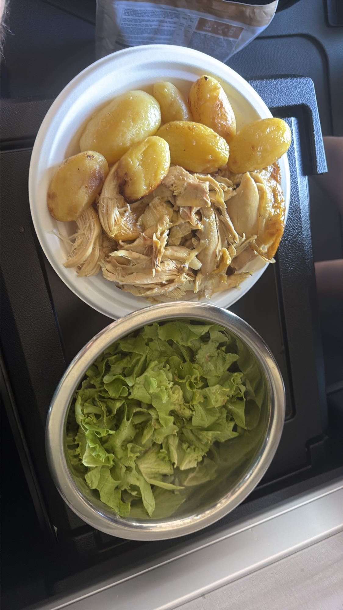 Pui cu cartofi si salata