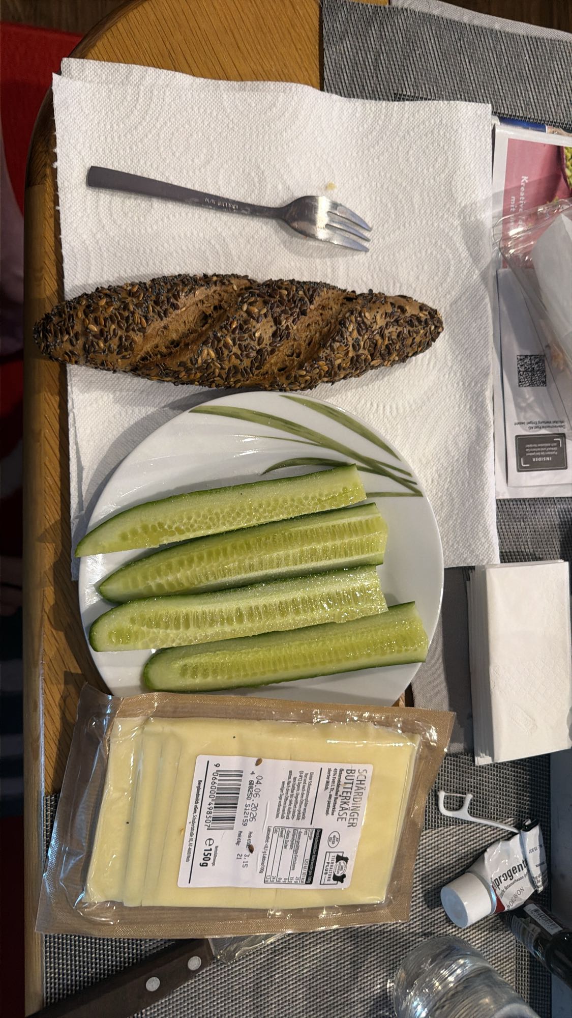 Kernbrot mit Gurke und Käse