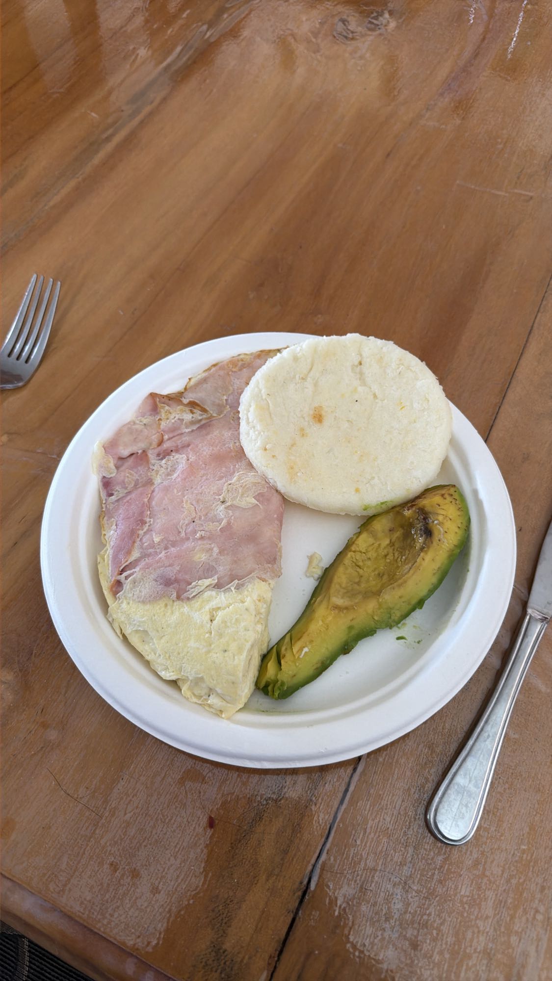 Omelete con jamón de pierna ahumado, arepa de maíz y aguacate