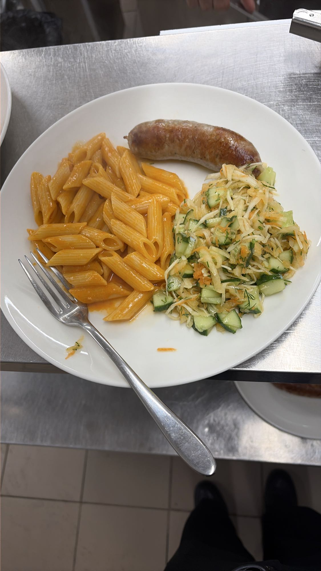Паста с колбаской и салатом