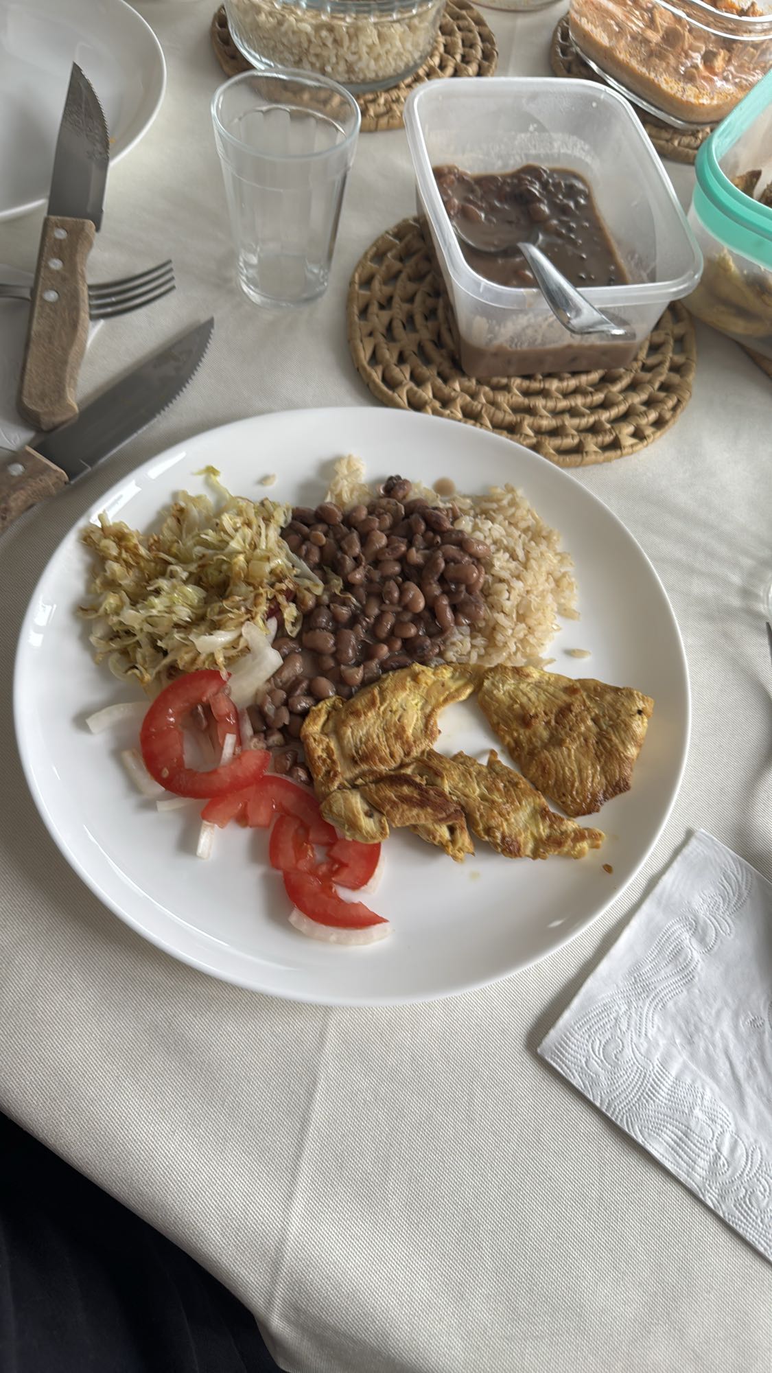 Frango com arroz e feijão