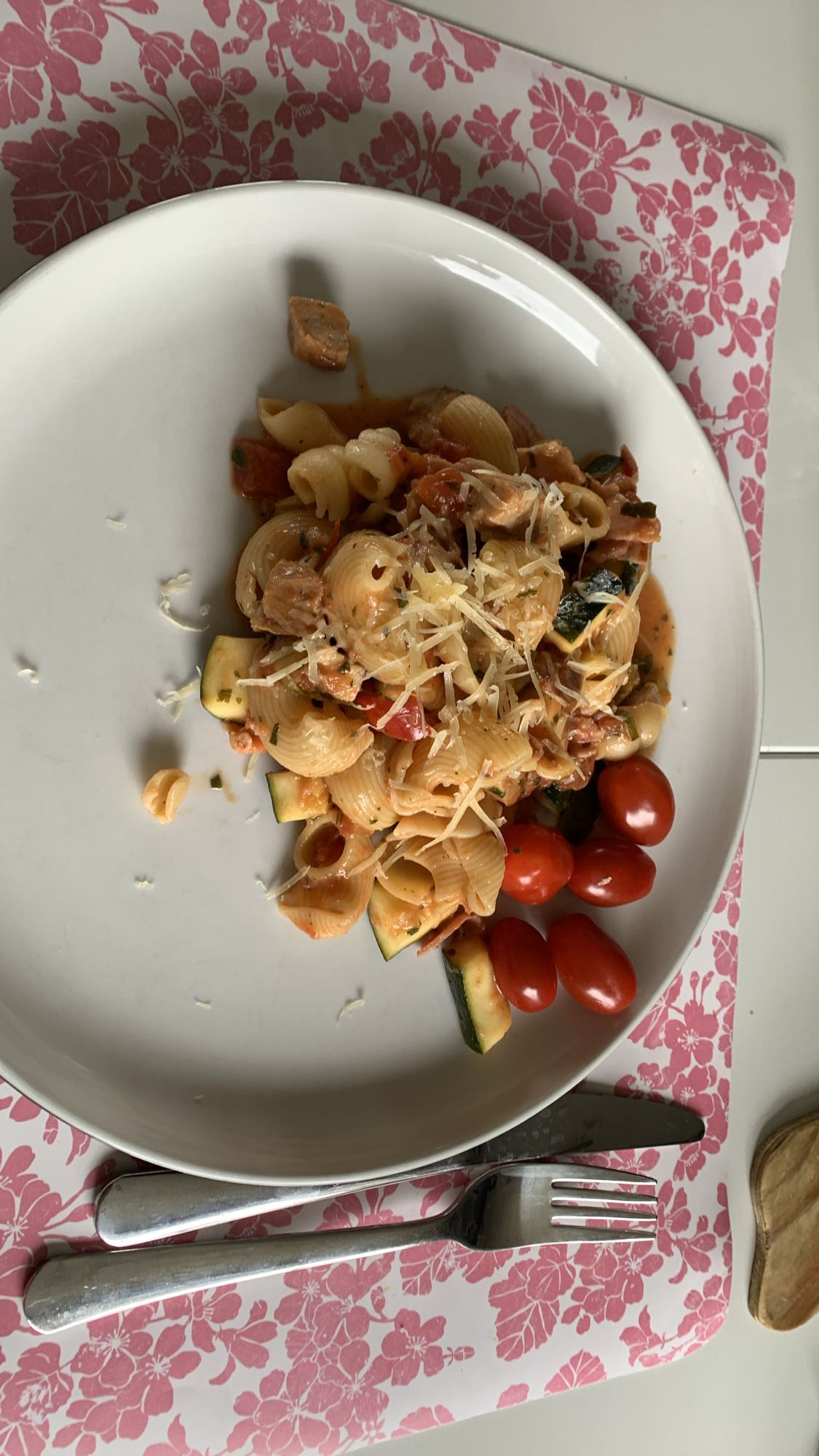 Pastasallad med fläskytterfilé och bacon