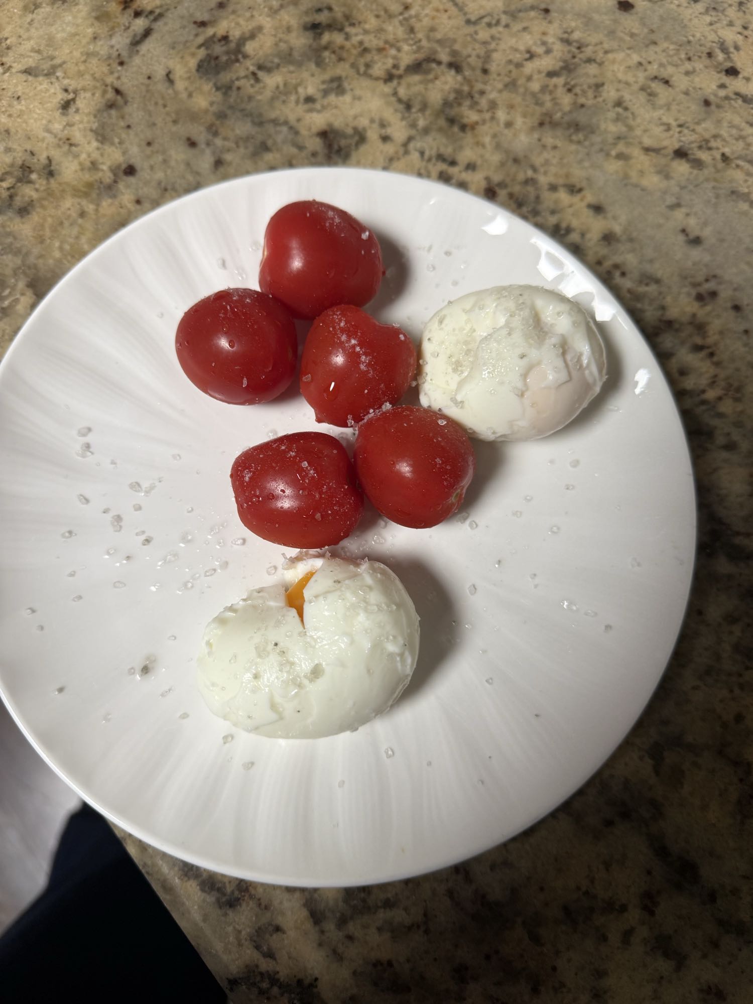 Ouă cu roșii cherry