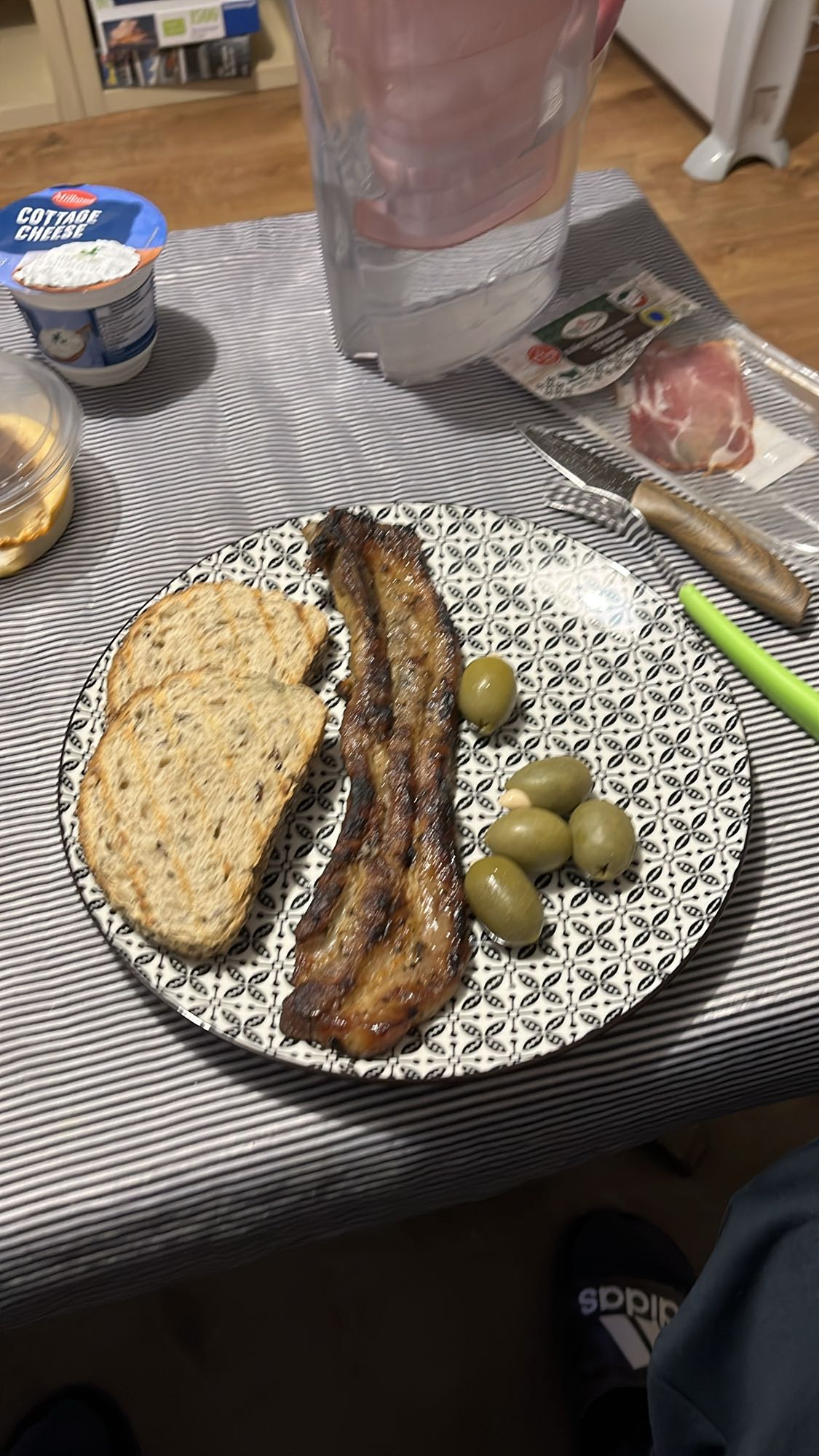 Бекон с хляб и маслини