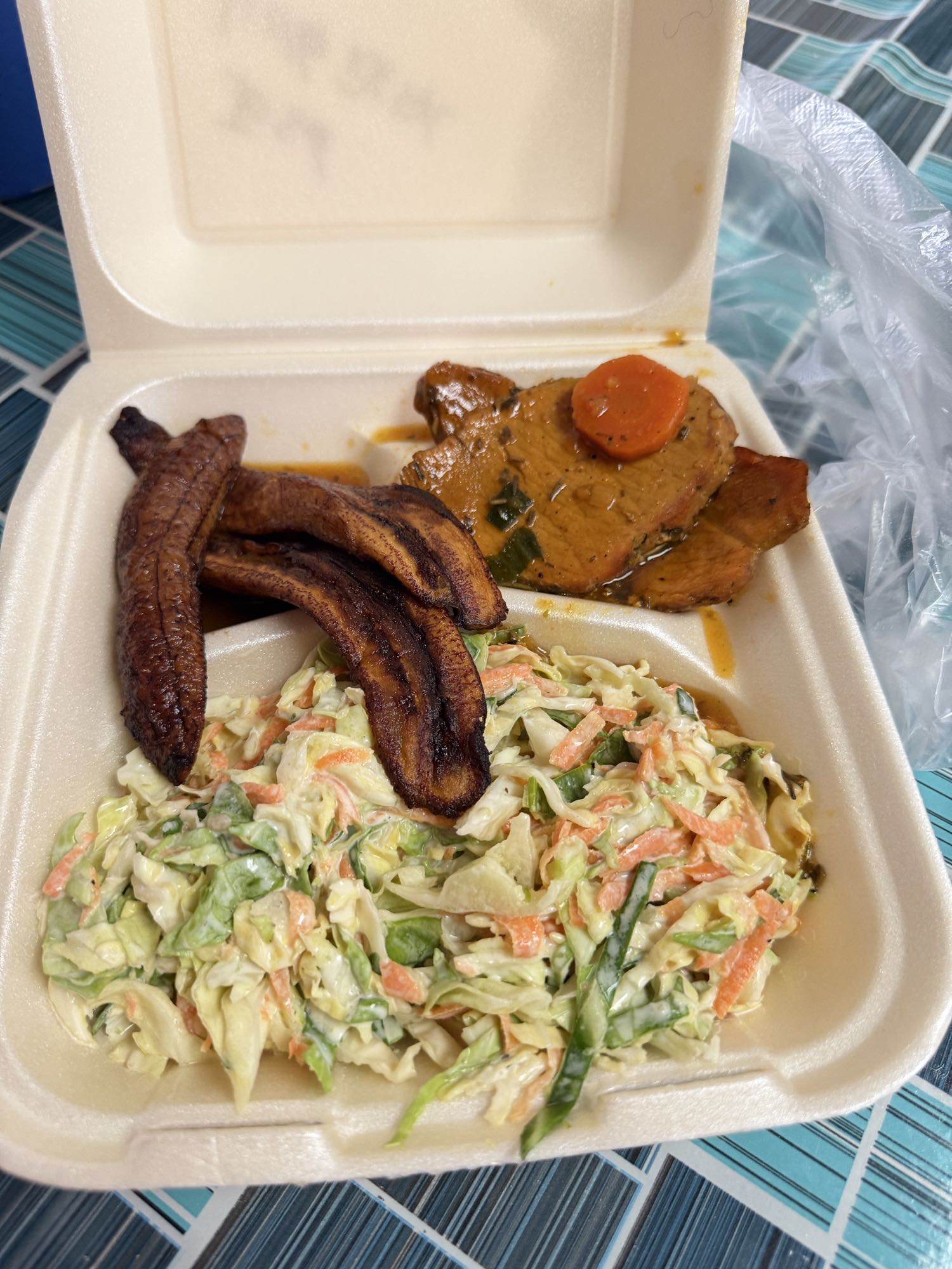 Plátano frito con ensalada