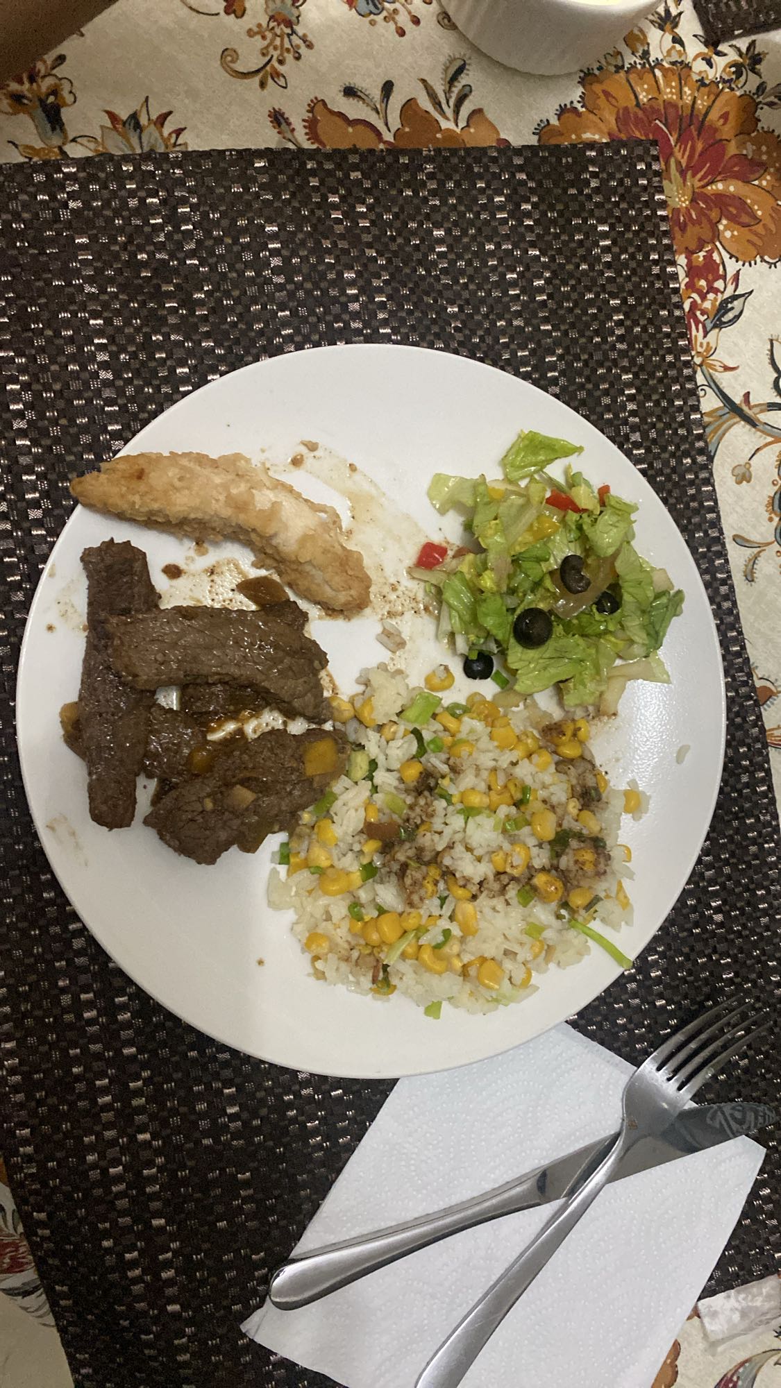 carne con arroz y ensalada