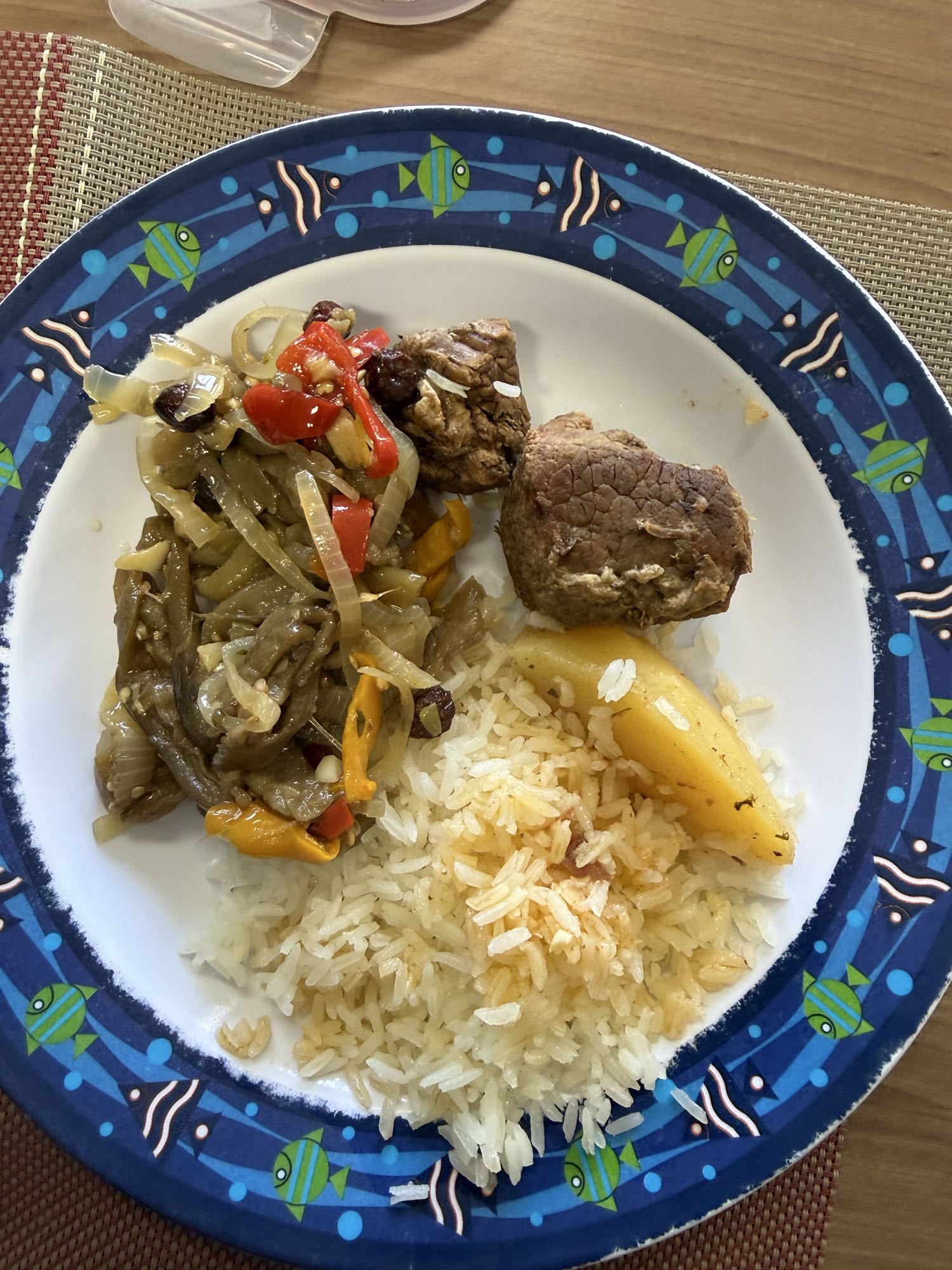 Arroz com carne e legumes