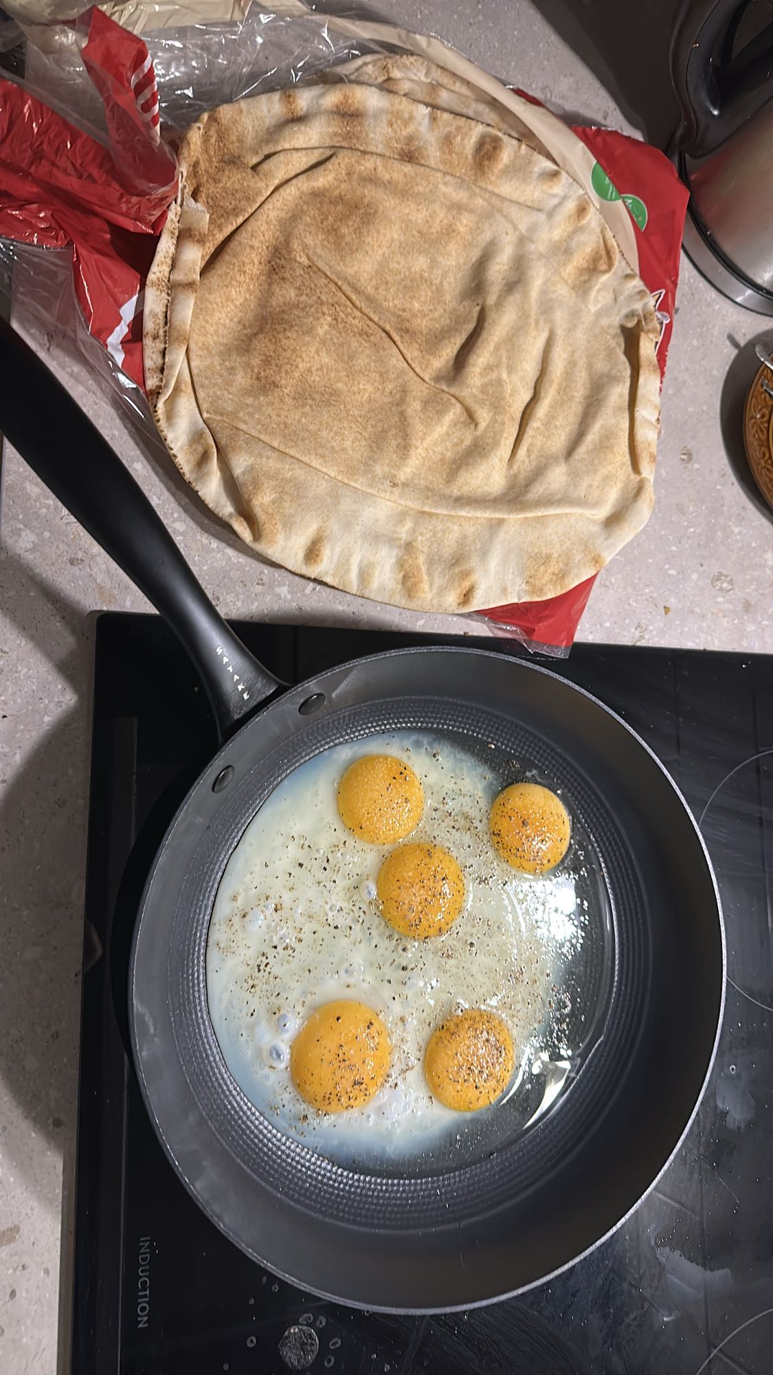Stekta ägg med pitabröd