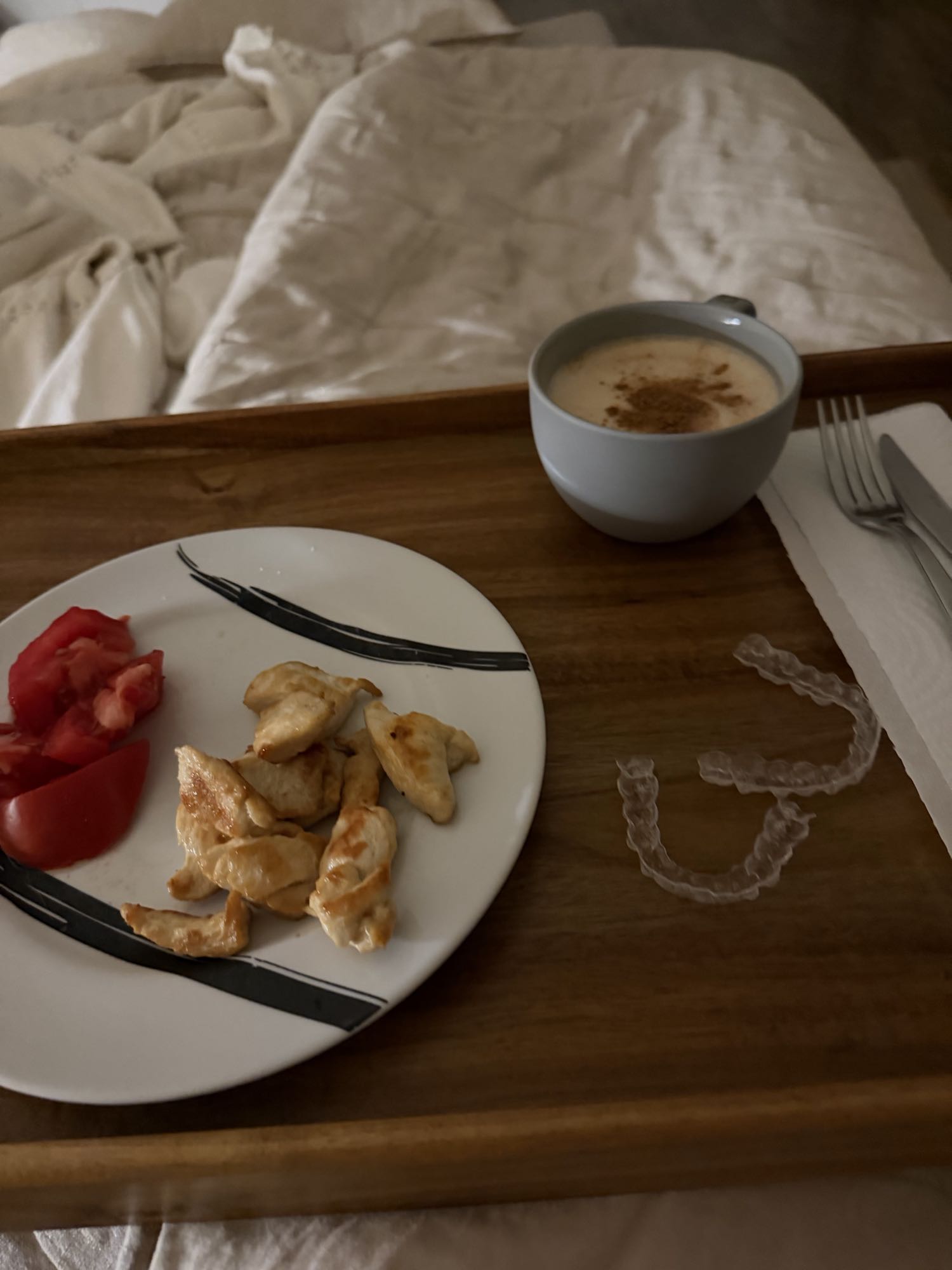 pollo con tomate y café