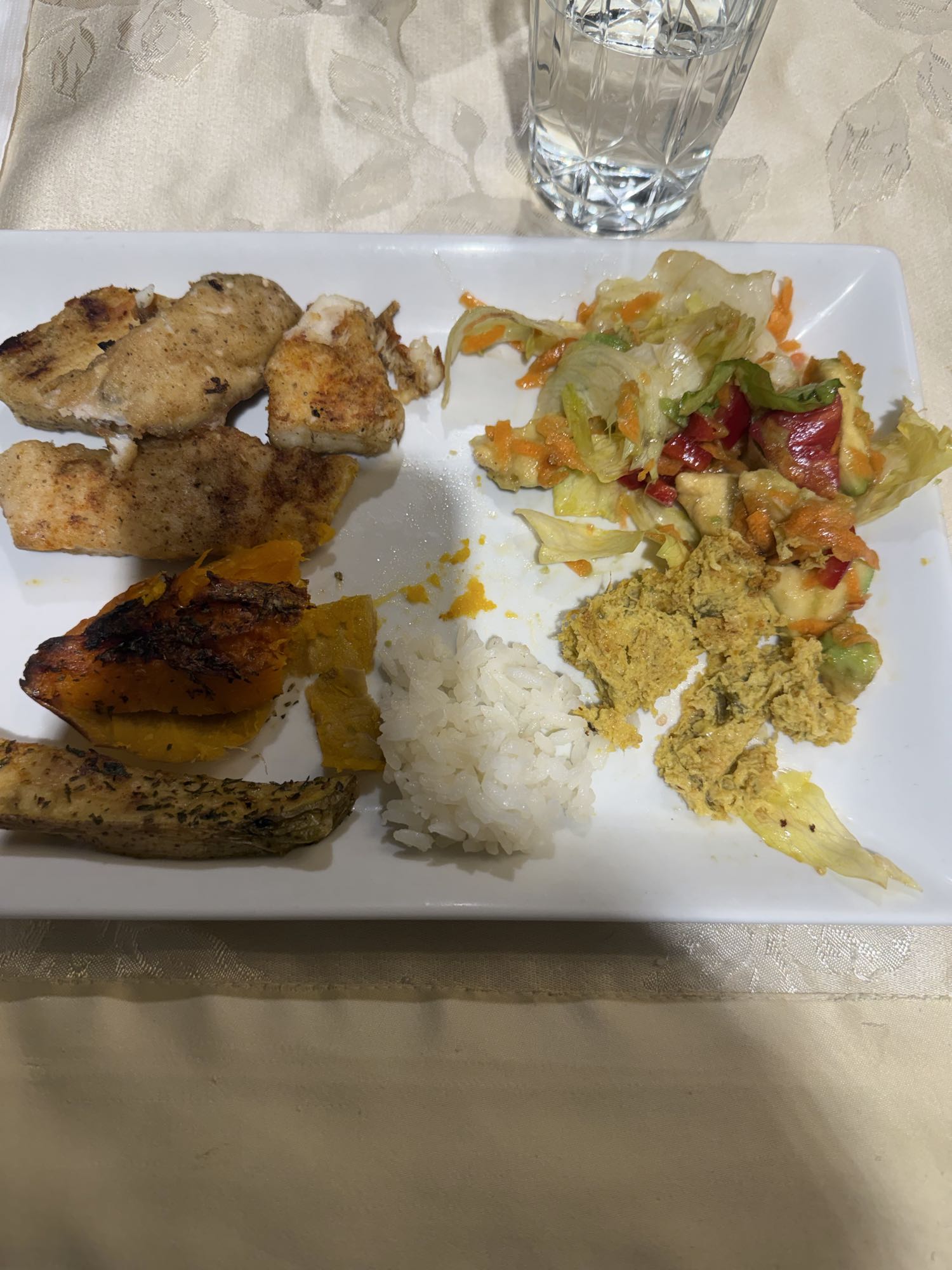 Pescado con arroz y ensalada