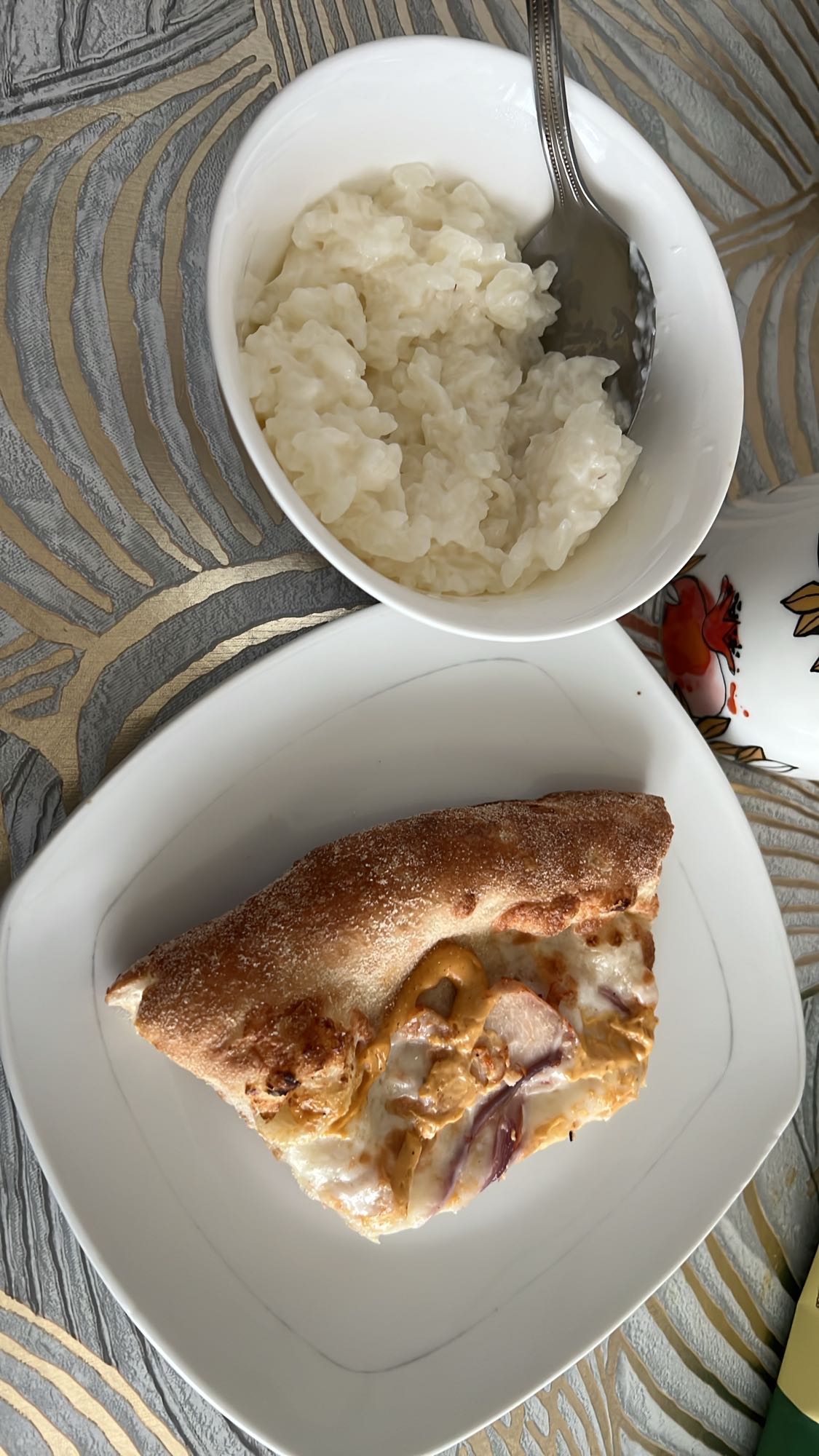 Пицца и рисовый пудинг