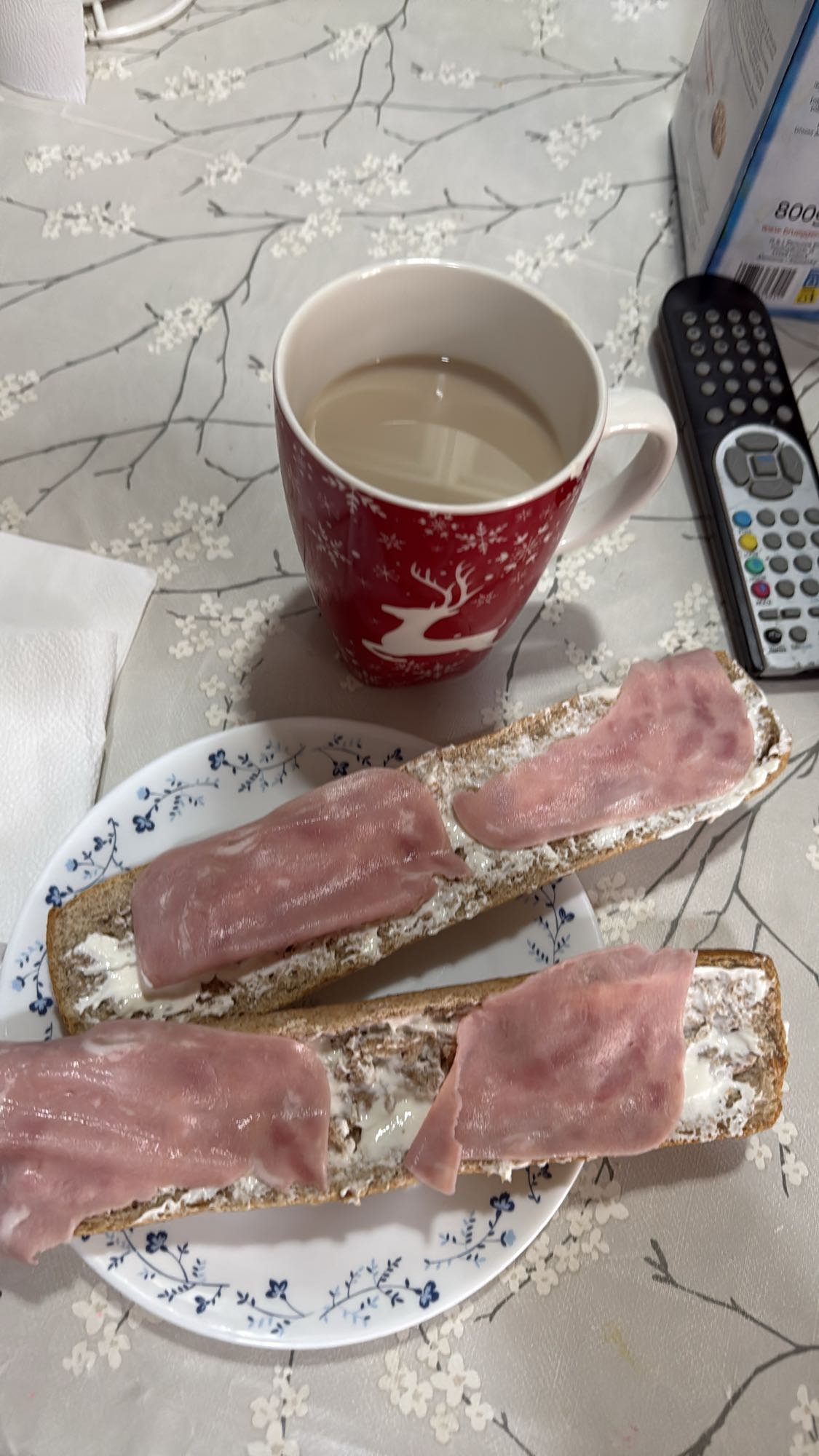 Tostadas con jamón y café