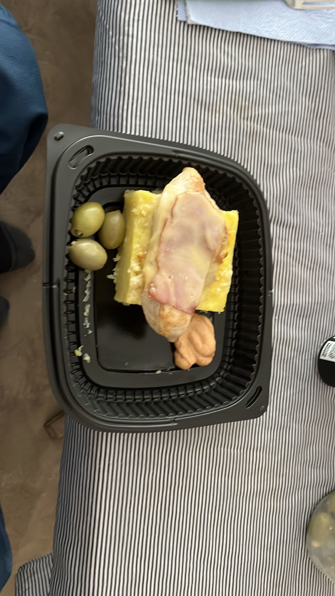 Пиле с омлет и маслини