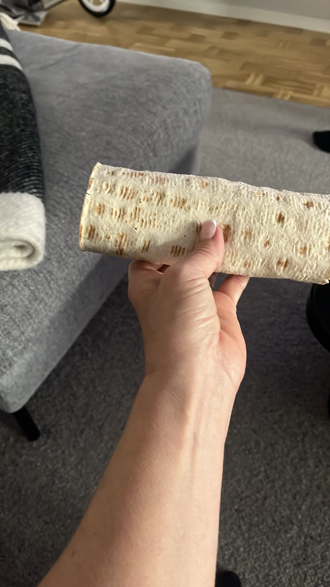 Tunnbrödswrap med kalkon, potatissallad, gurka och tomat