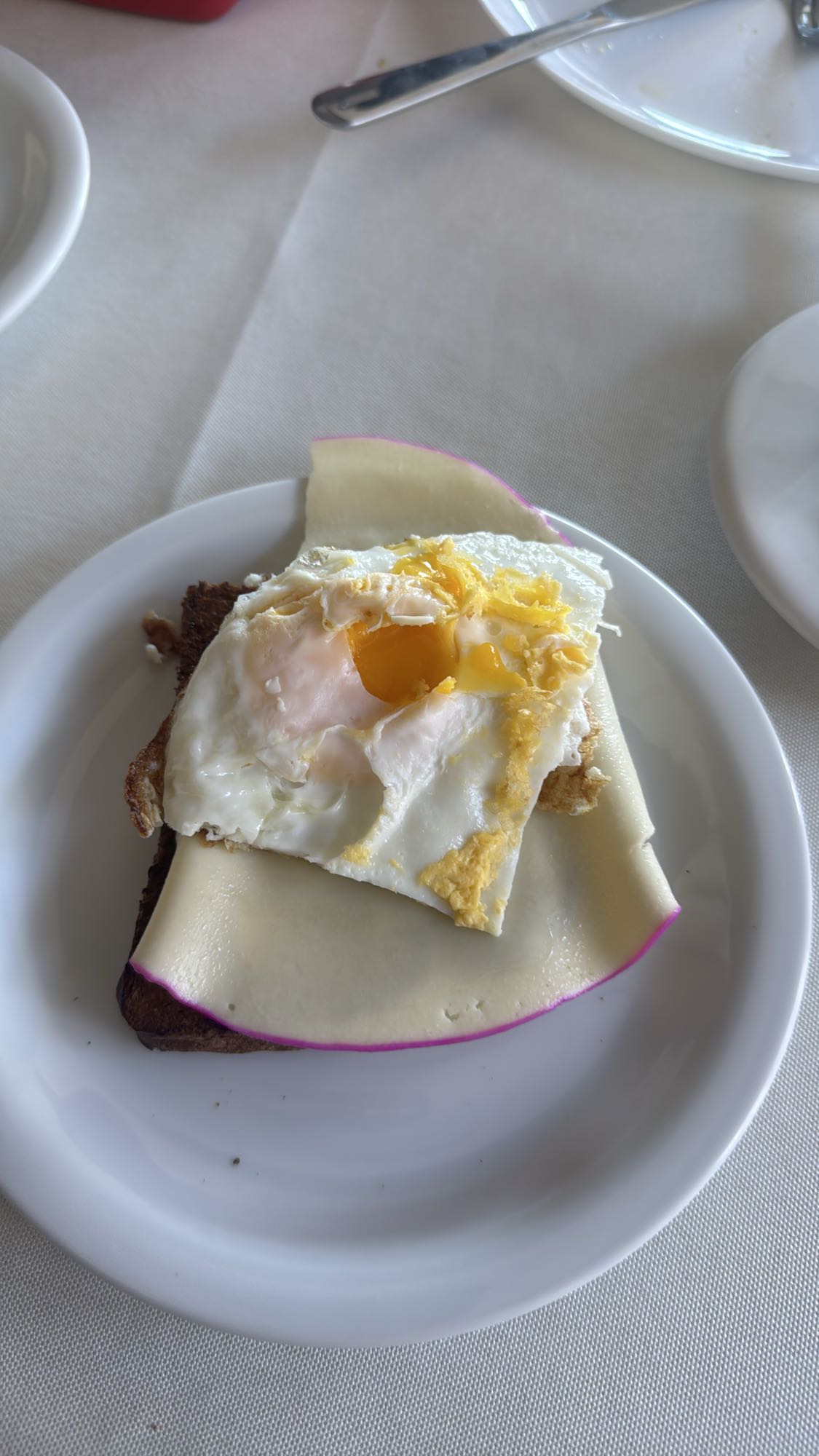 Torrada com ovo e queijo