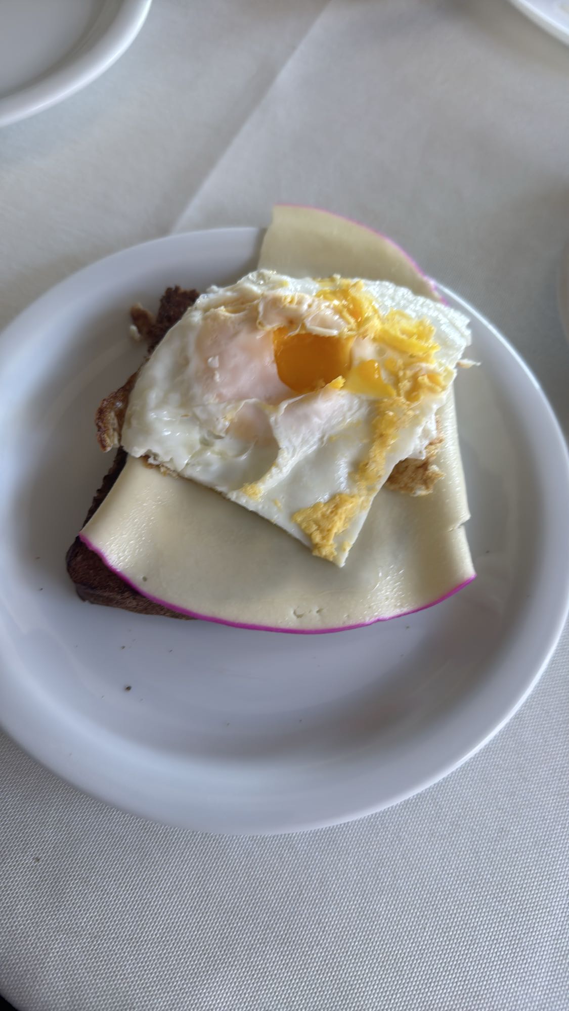 Torrada com ovo e queijo