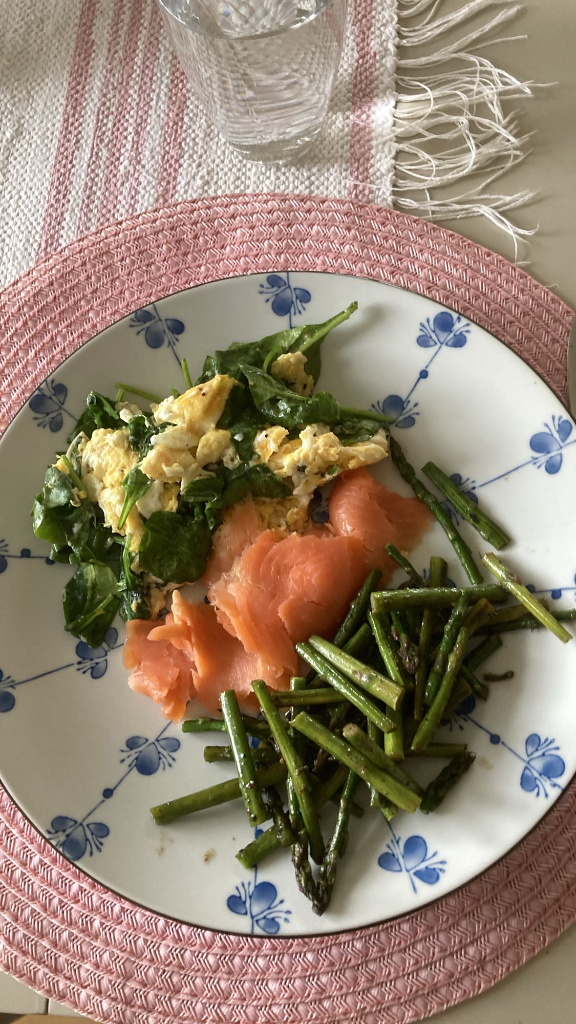 Ägg med lax och sparris