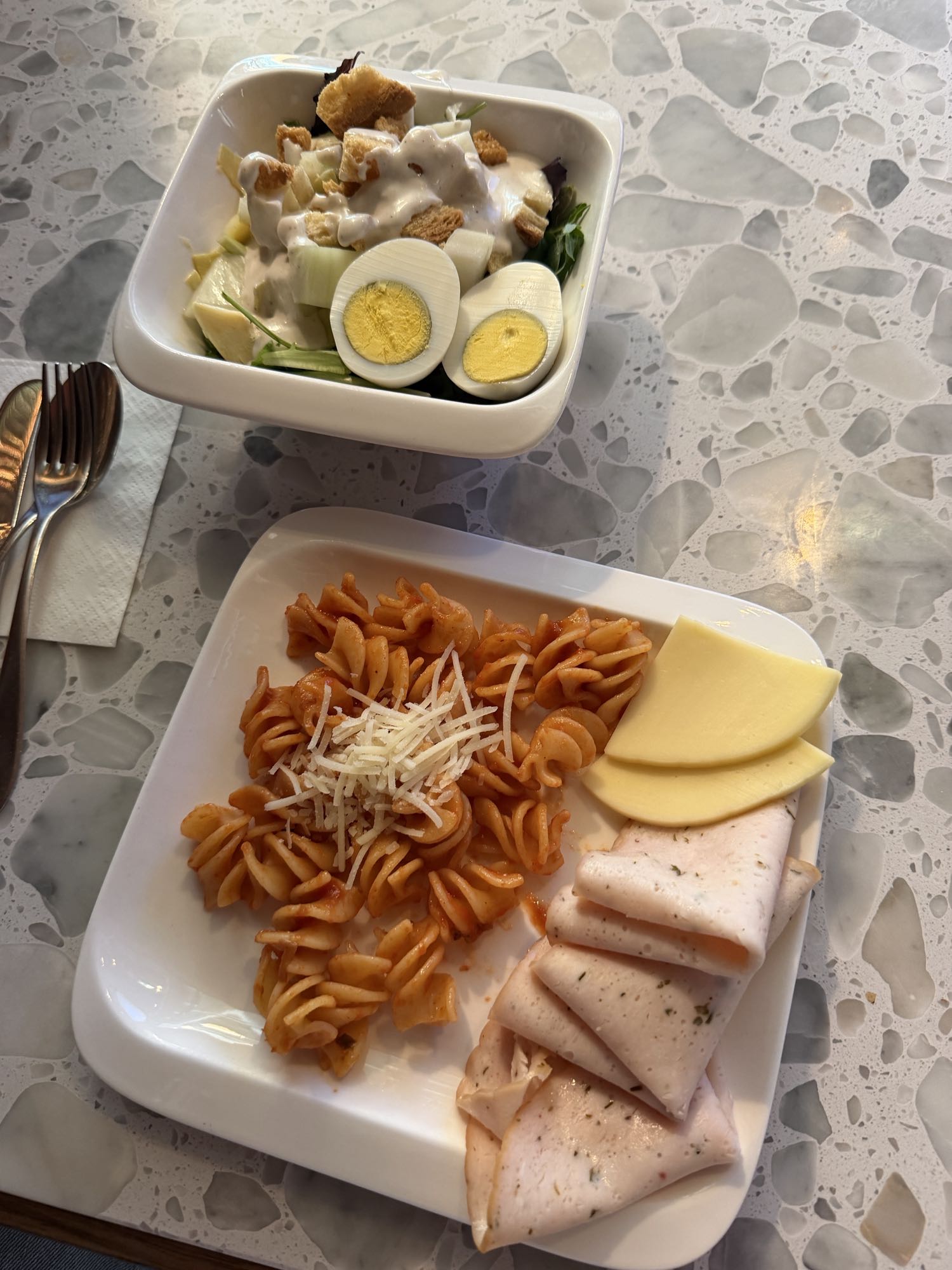 Pasta e insalata mista
