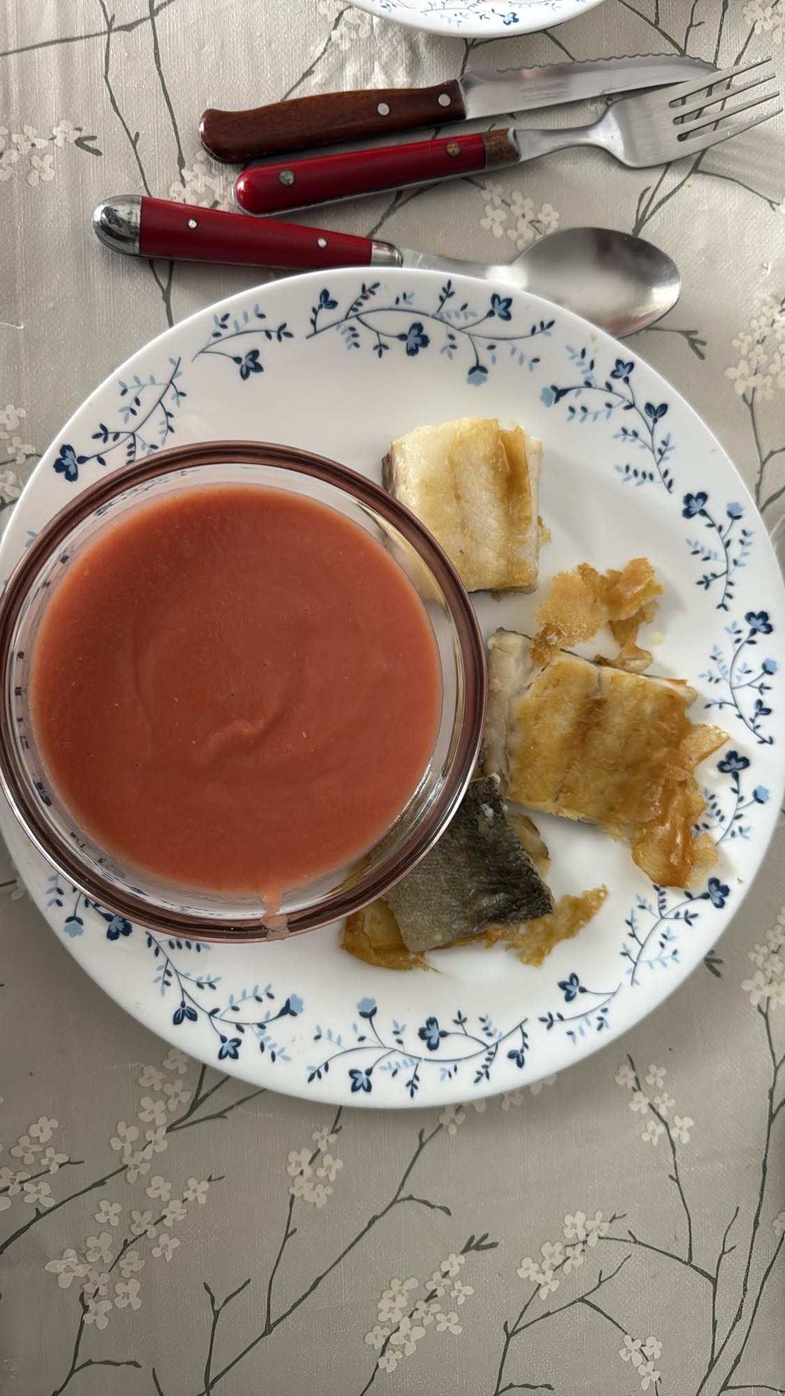 sopa de tomate con pescado