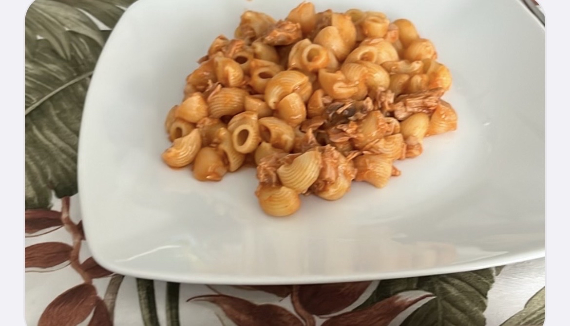 pasta con atún, tomate, queso y pan
