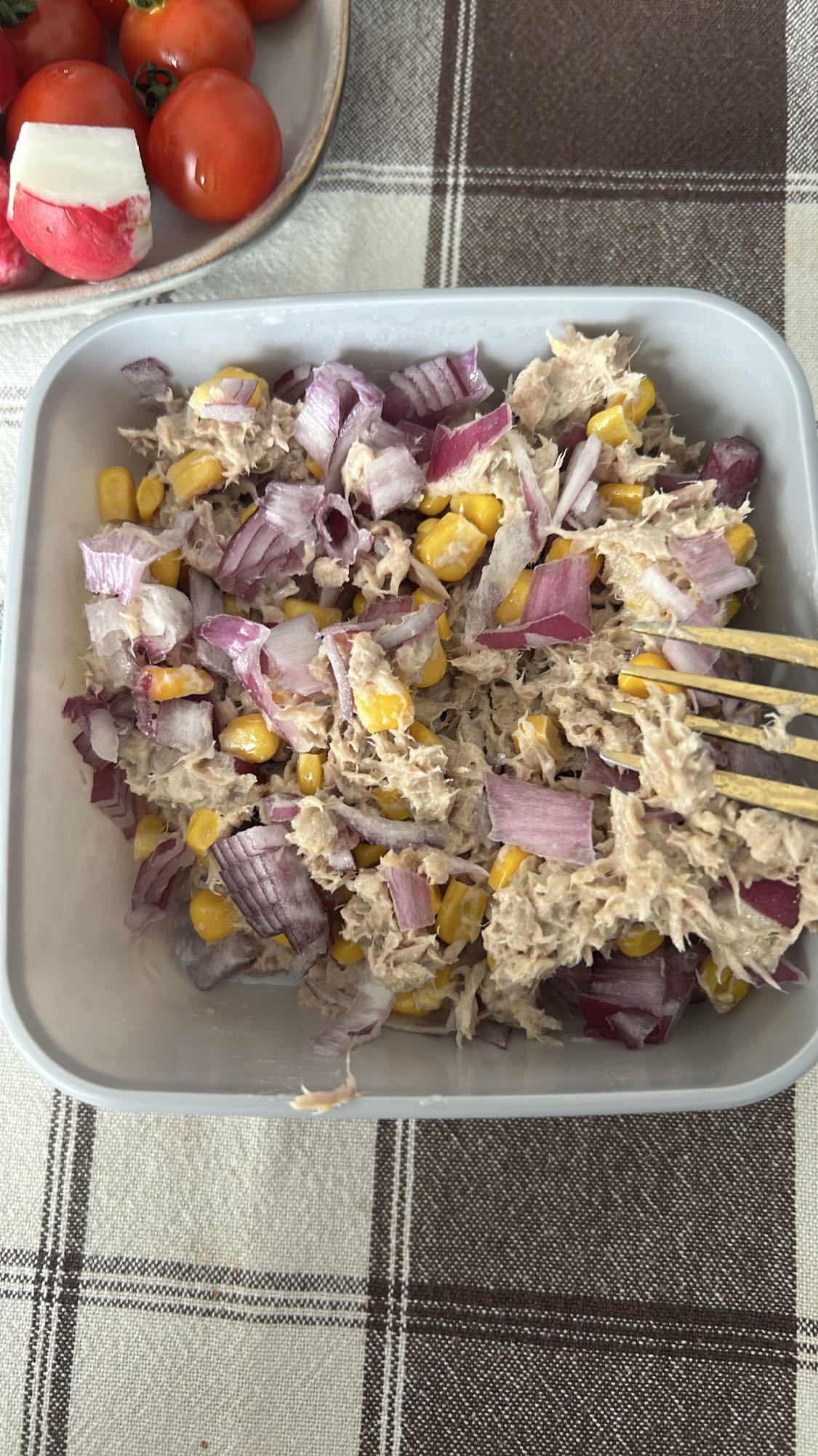 Salată cu ton și porumb