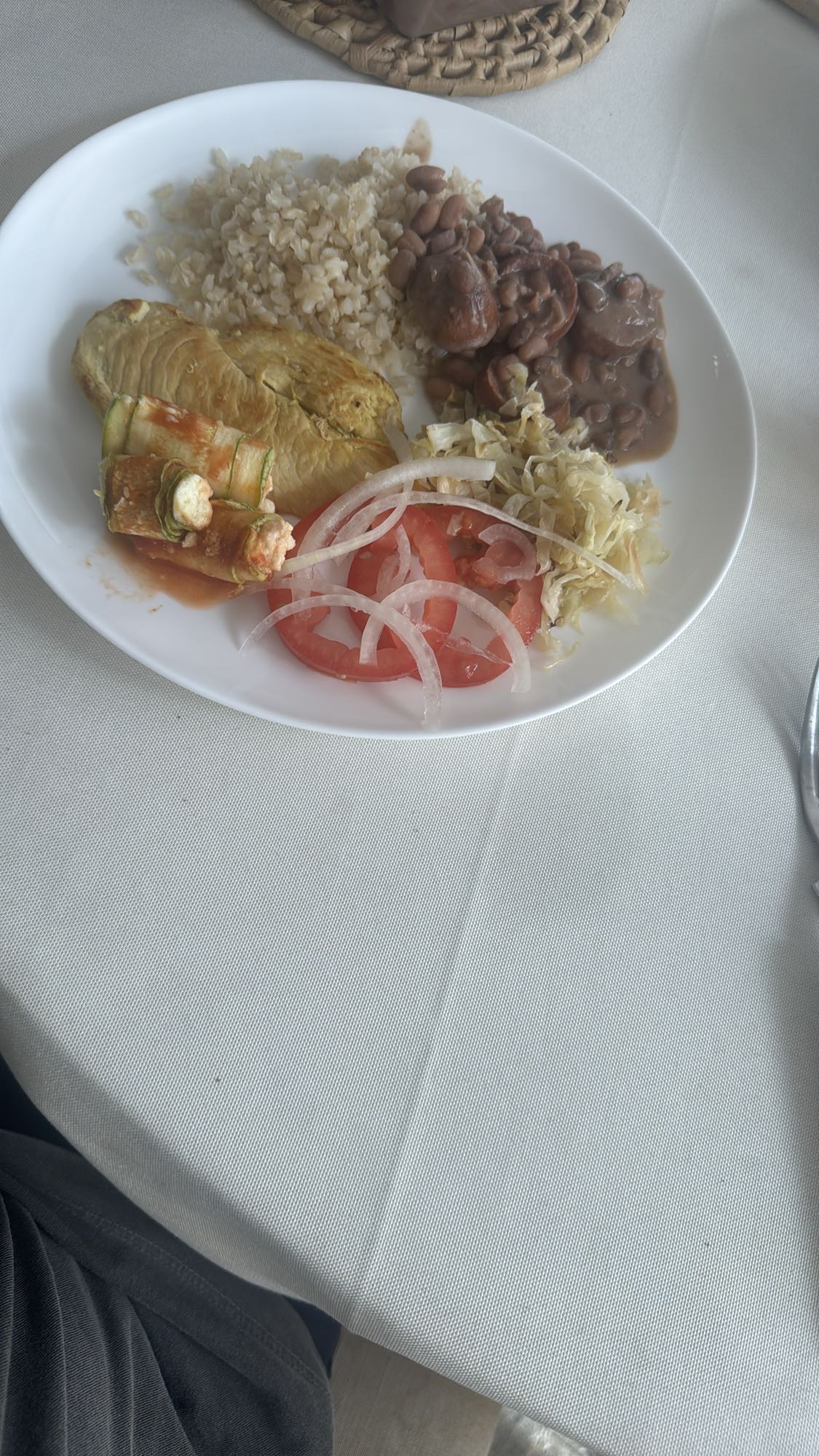 Frango com arroz e feijão