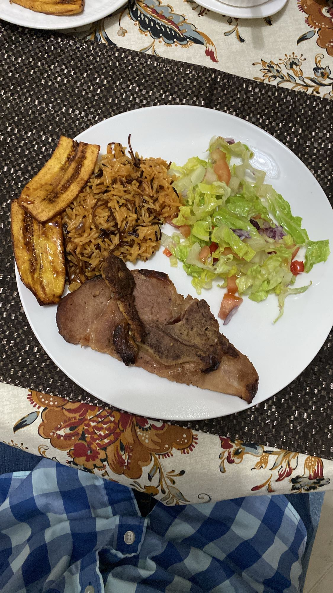 chuleta con arroz y ensalada