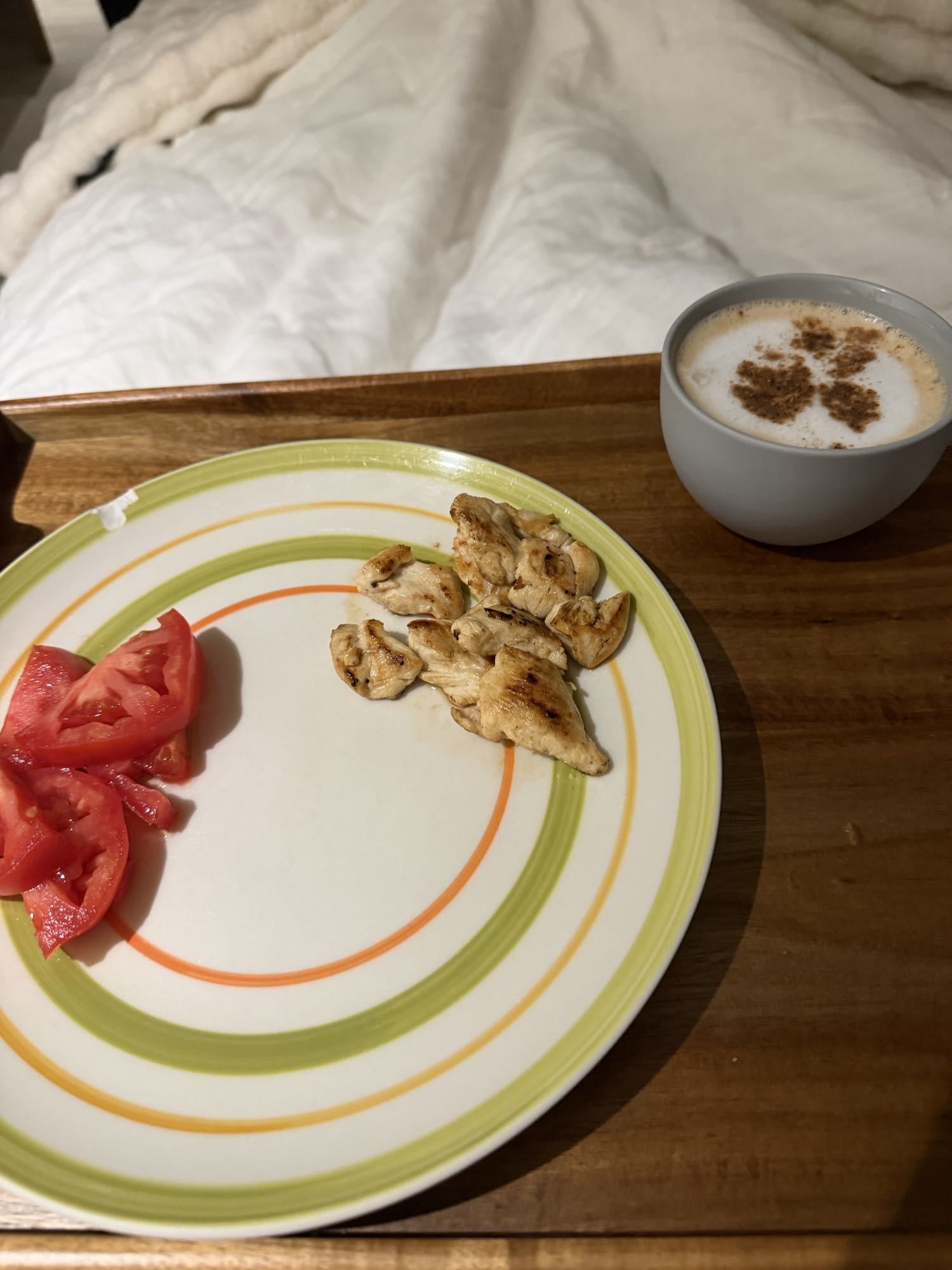 pollo con tomate y café