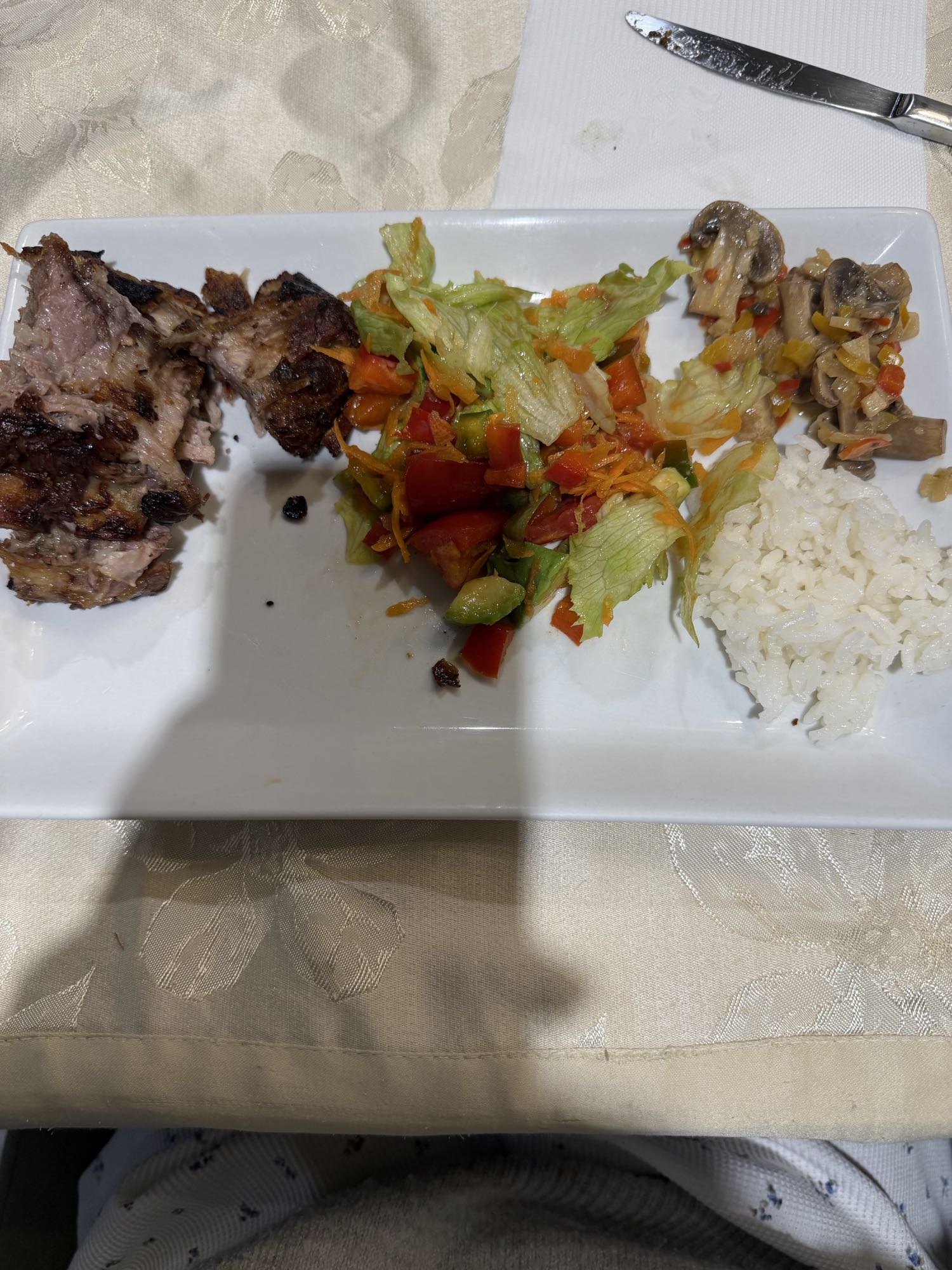 cerdo con arroz y ensalada