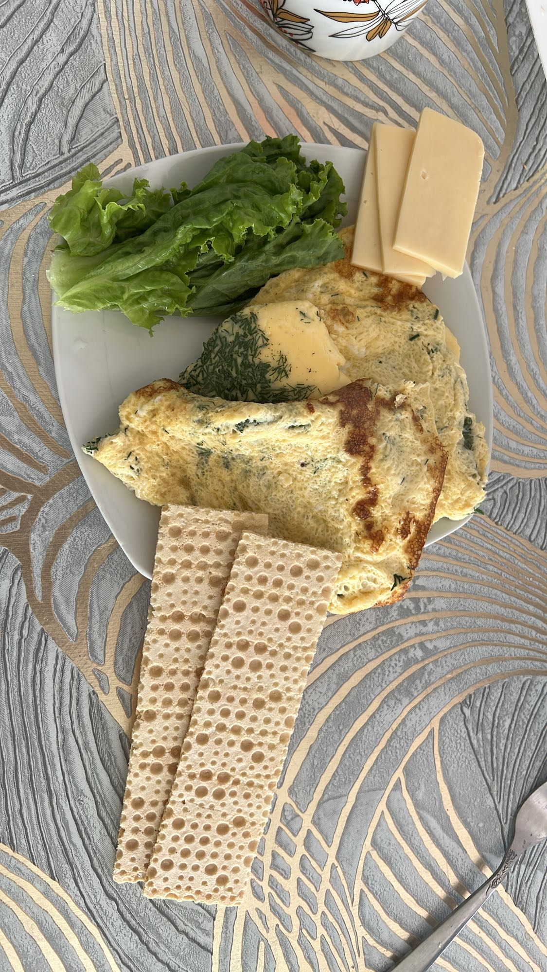 Омлет с сыром и хлебцами