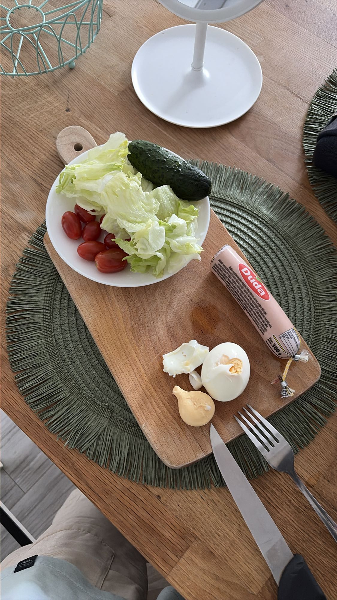 Салат с яйцом и колбасой