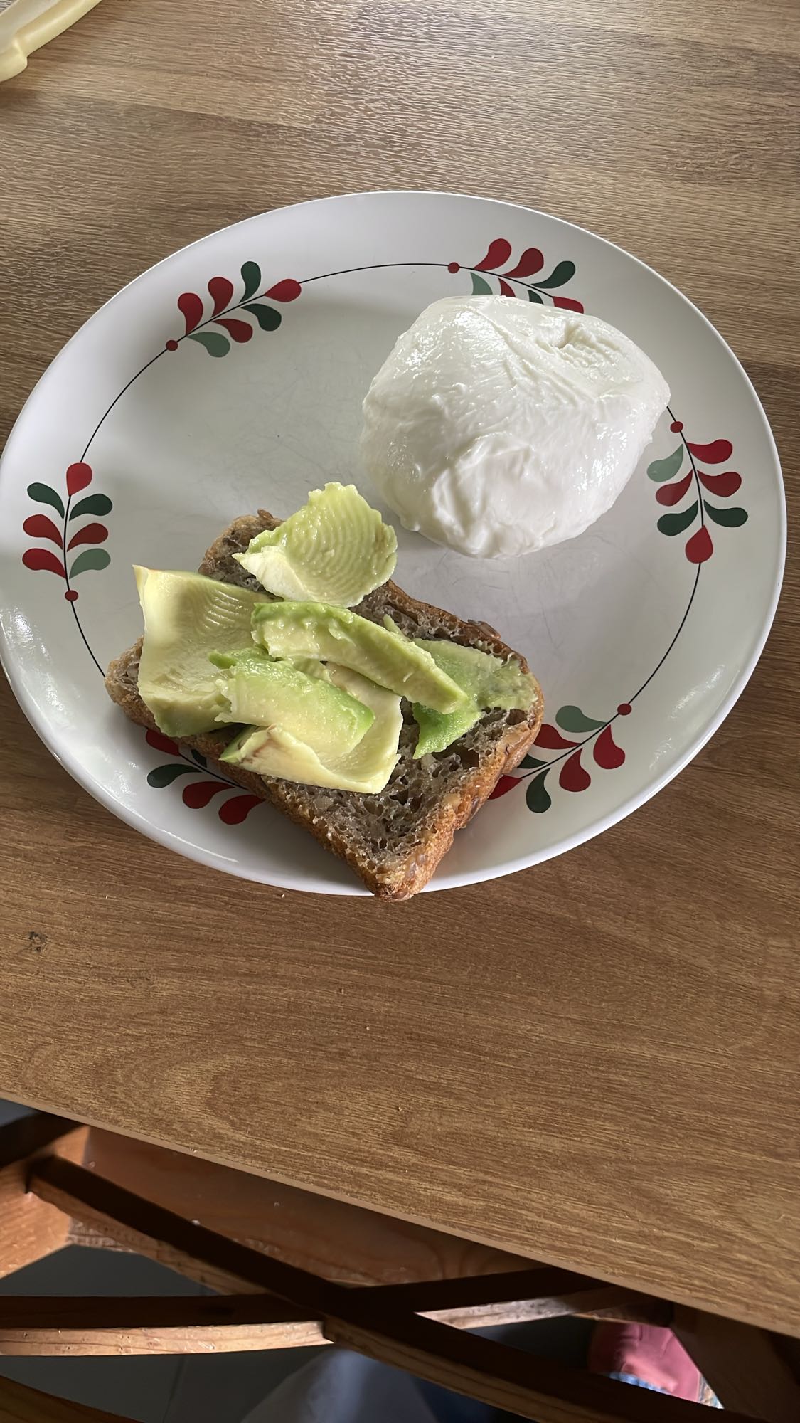 Tost z awokado i mozzarellą