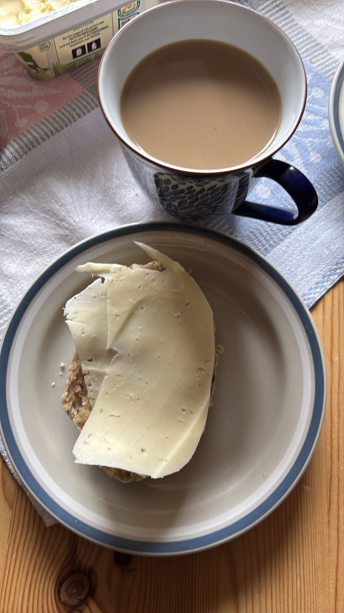 Smörgås med ost och kaffe