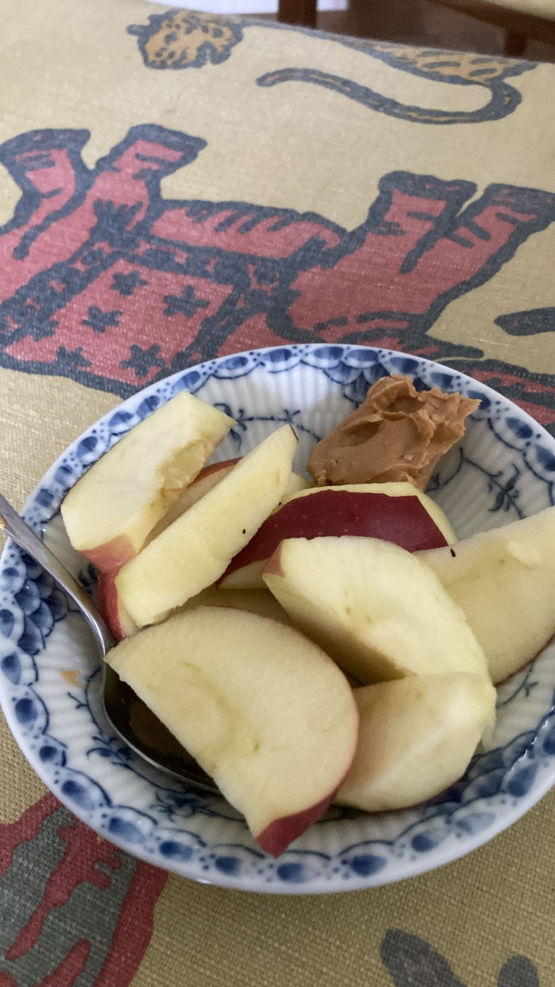 Äppelbitar med jordnötssmör