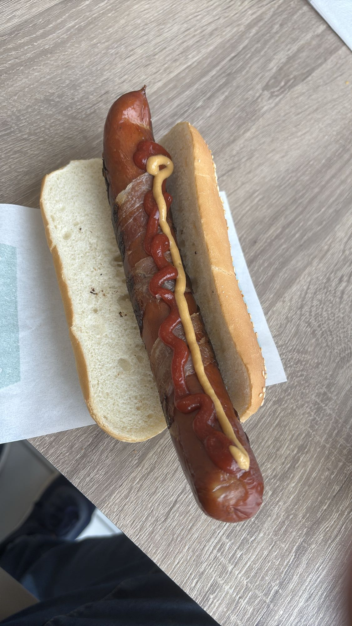 Pølse i brød med bacon
