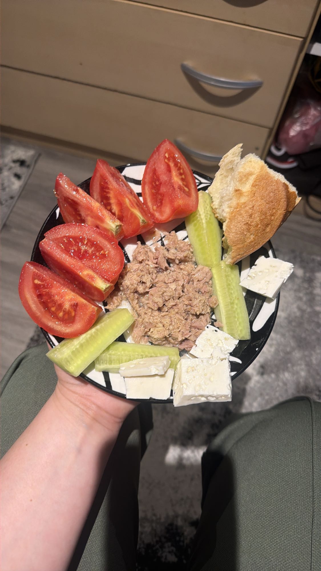 Salată cu ton și brânză