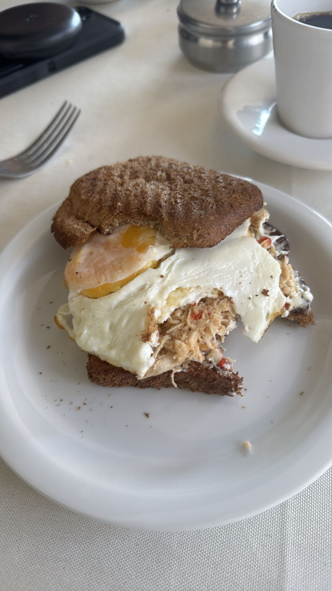 Sanduíche de ovos e frango