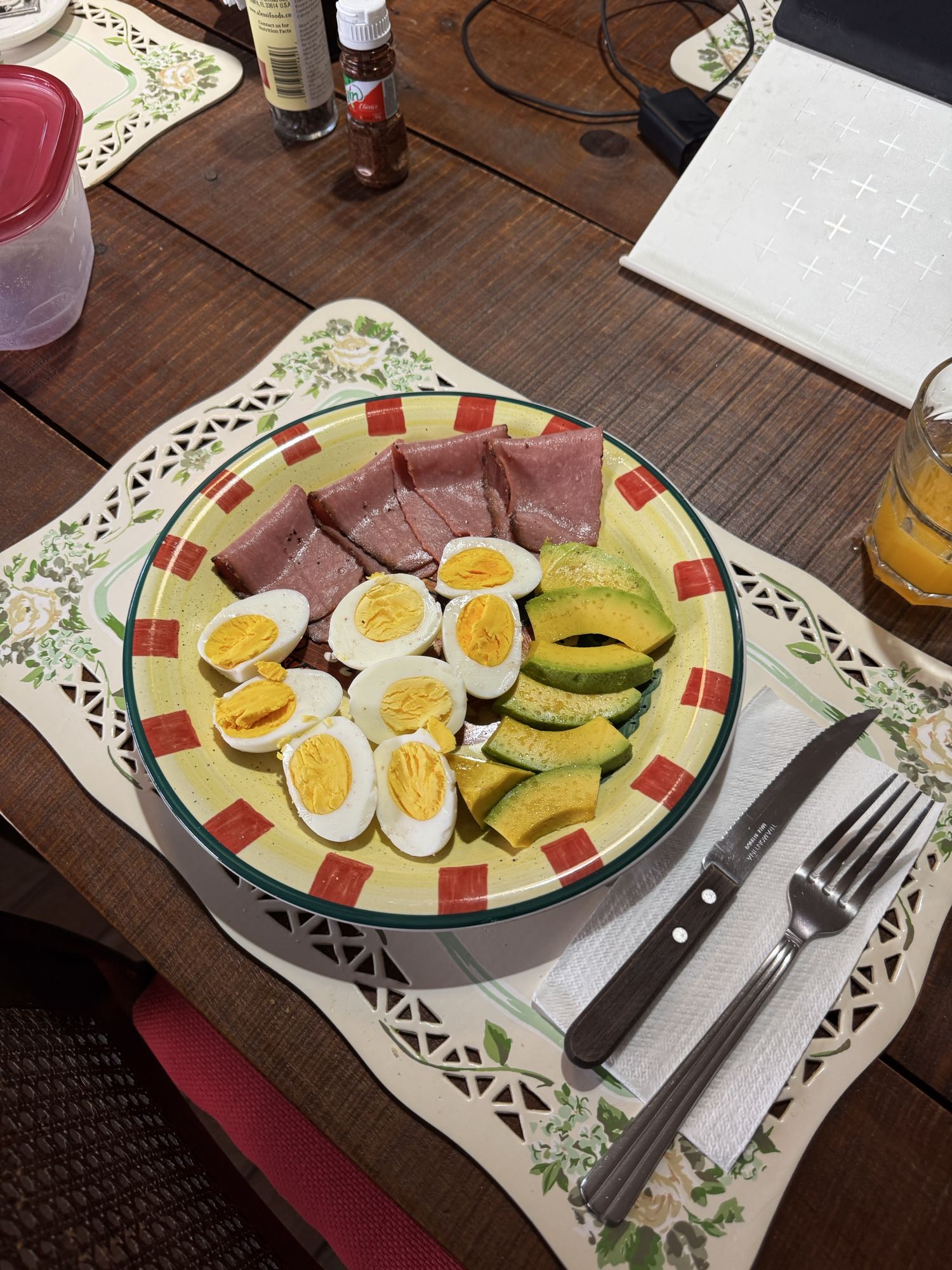 huevos con jamón y aguacate