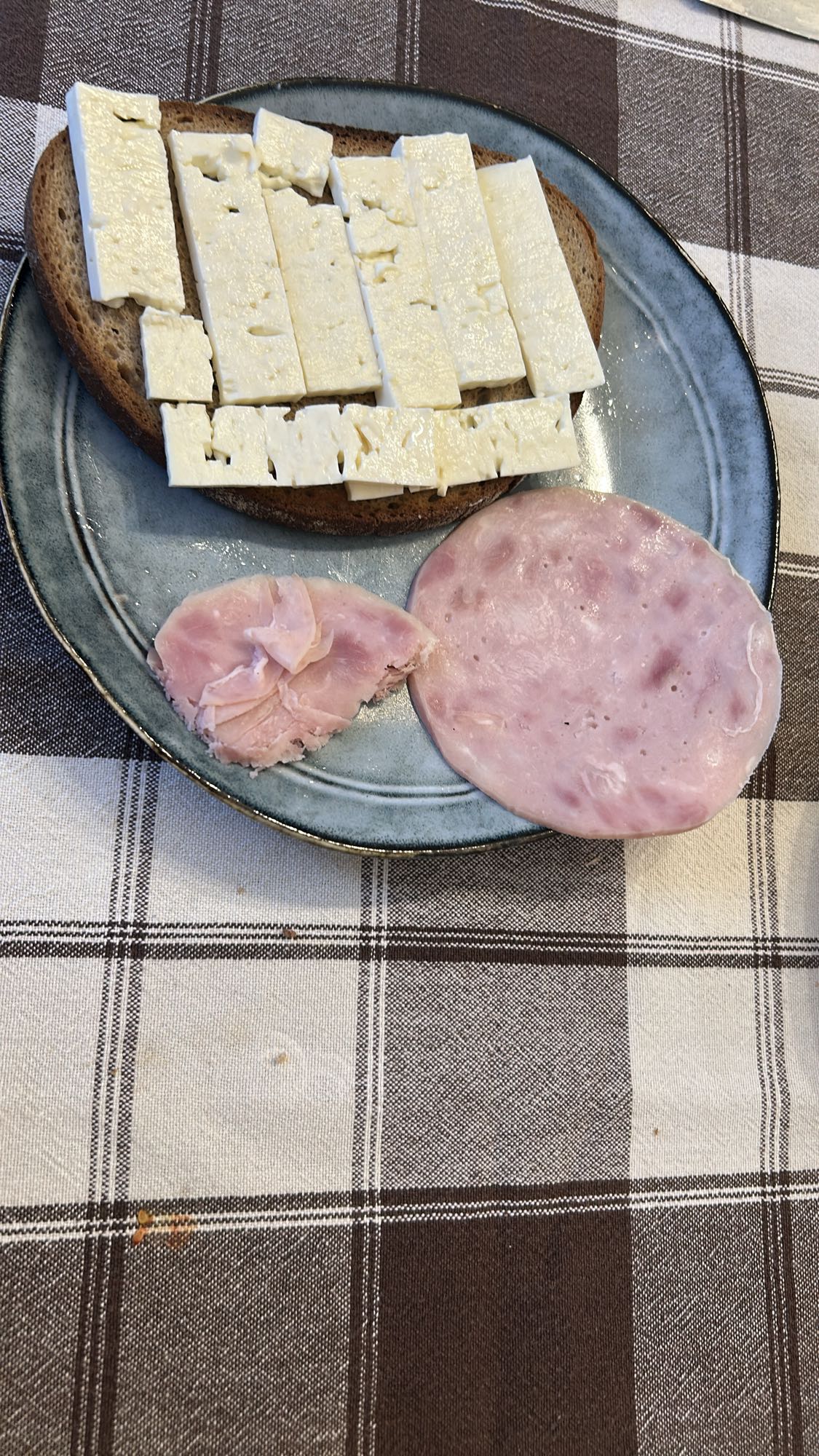 Sandviș cu brânză și șuncă