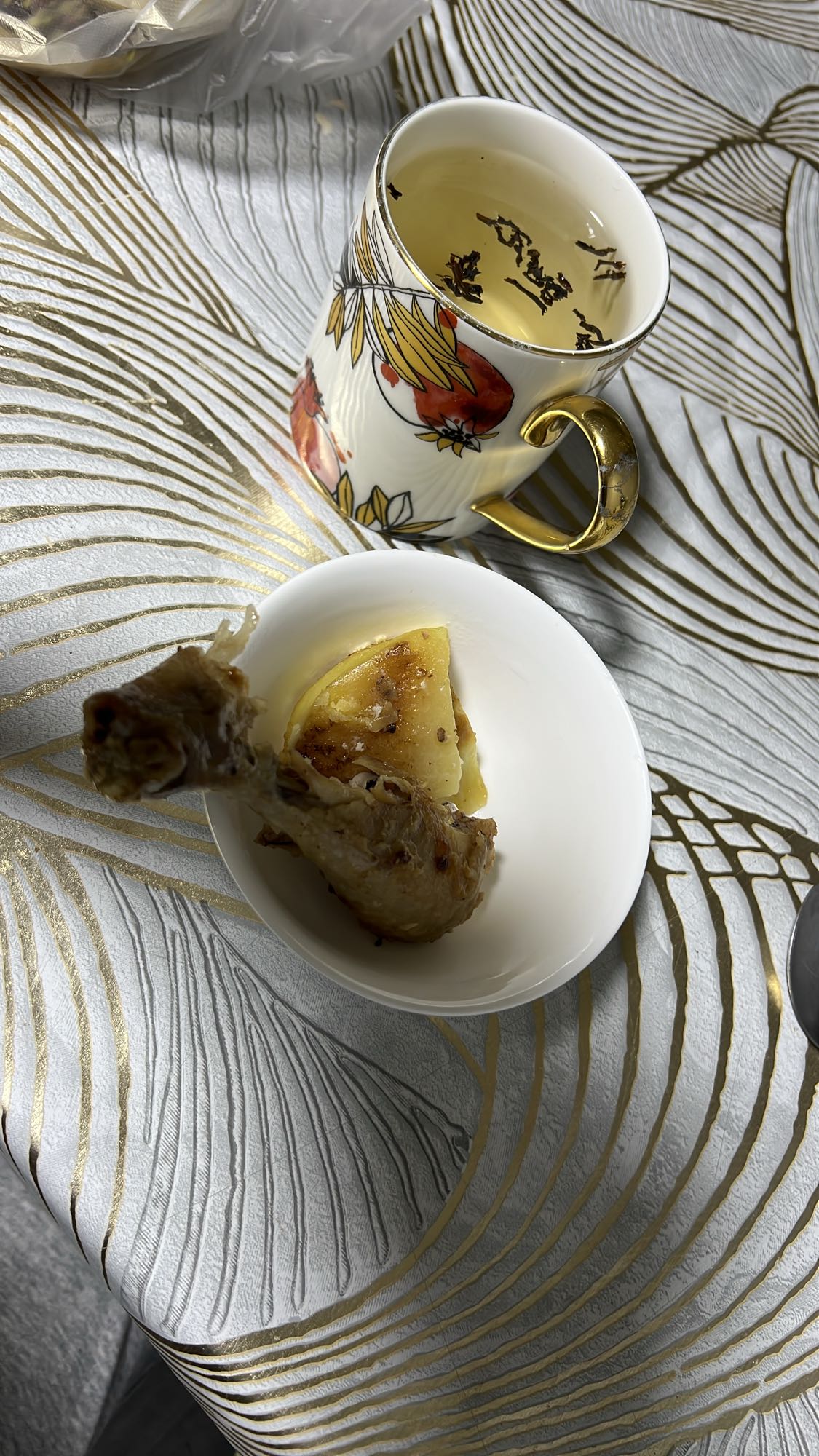 Курица с картофелем и чаем