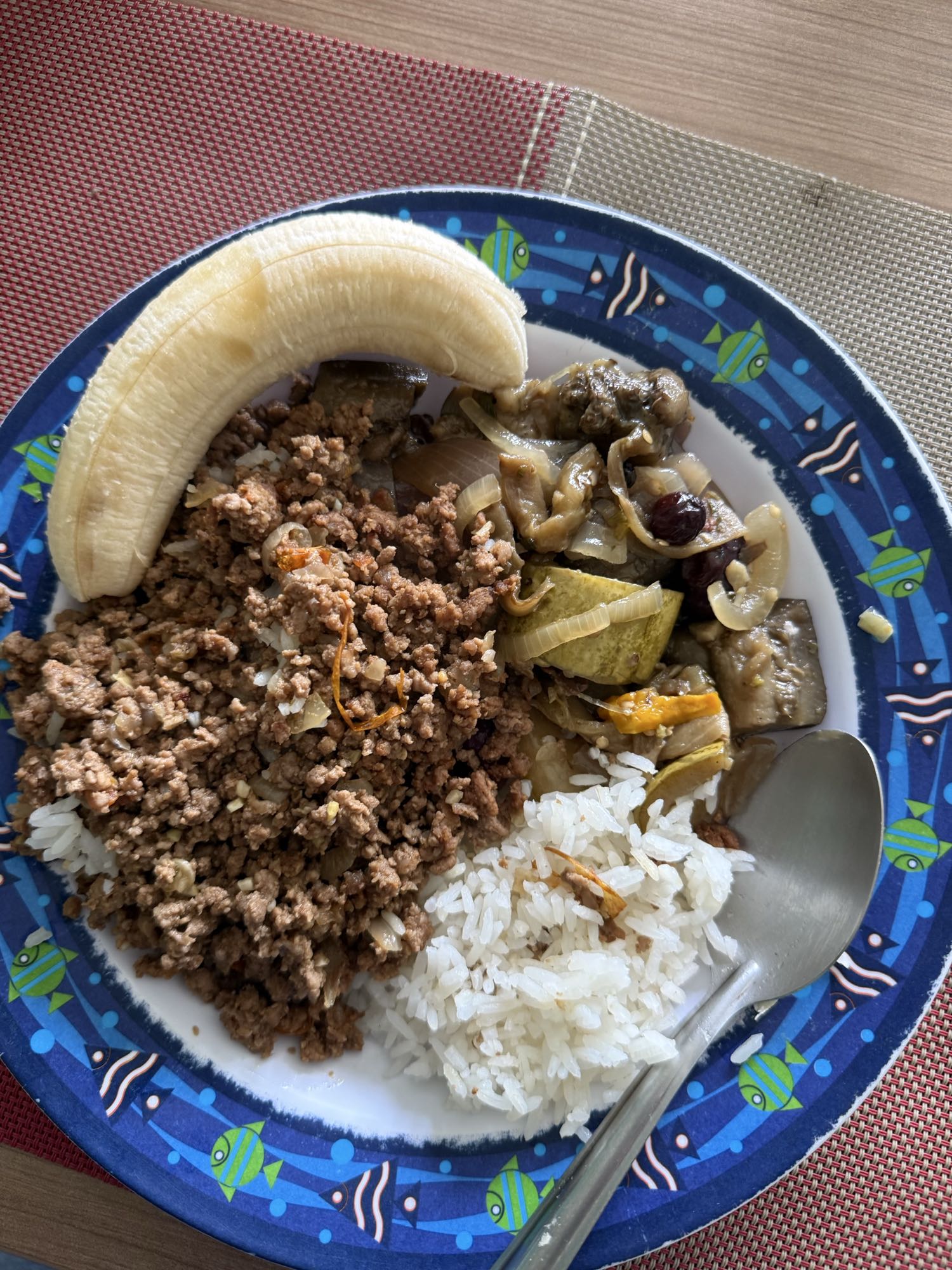 Arroz com carne e banana