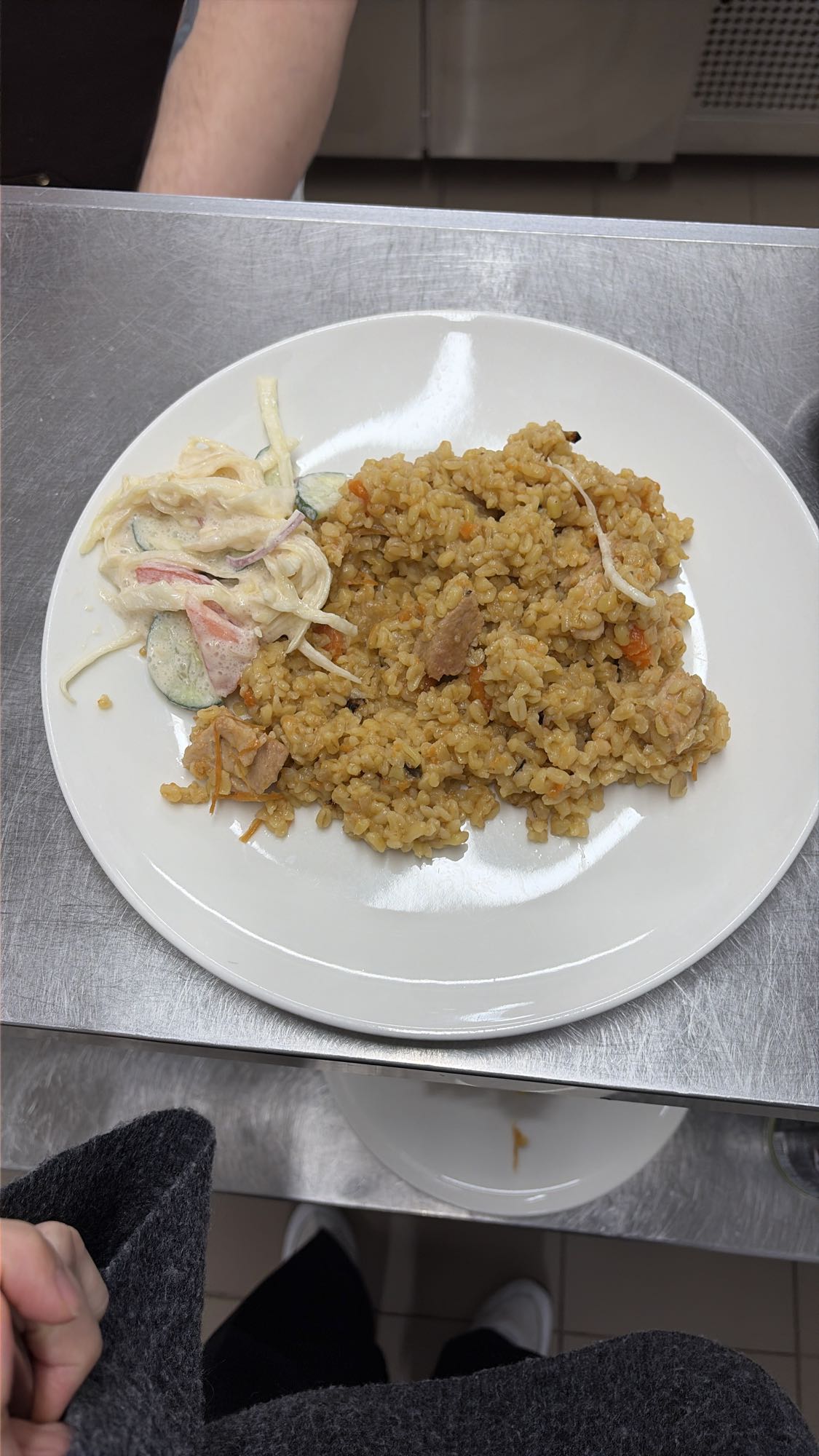 Булгур с курицей и салат