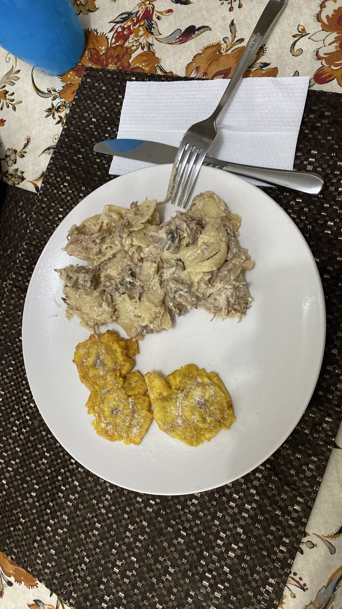 pasta cremosa con tostones