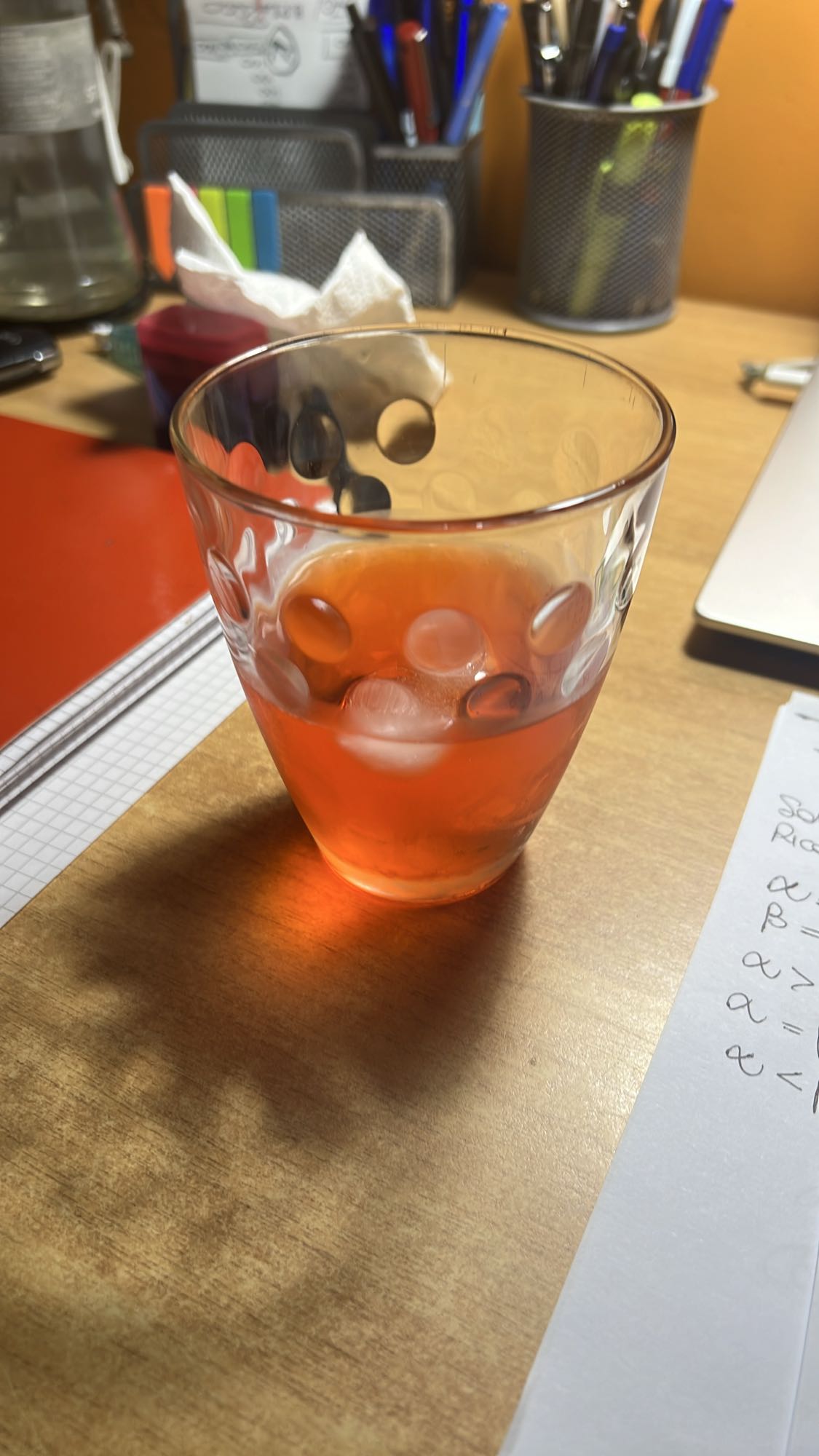 Bevanda rossa con ghiaccio