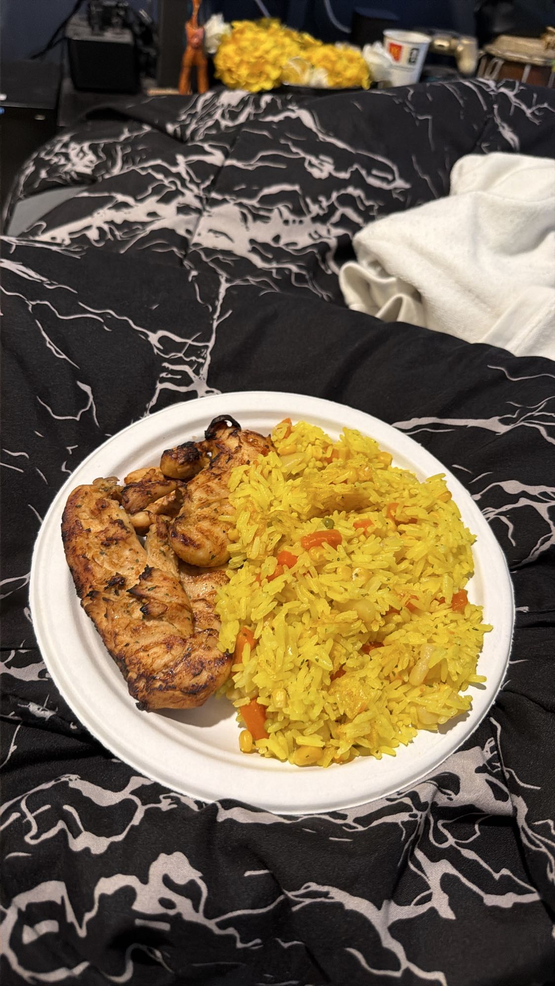 pechuga de pollo con arroz jazmín, vegetales y salsa barbacoa