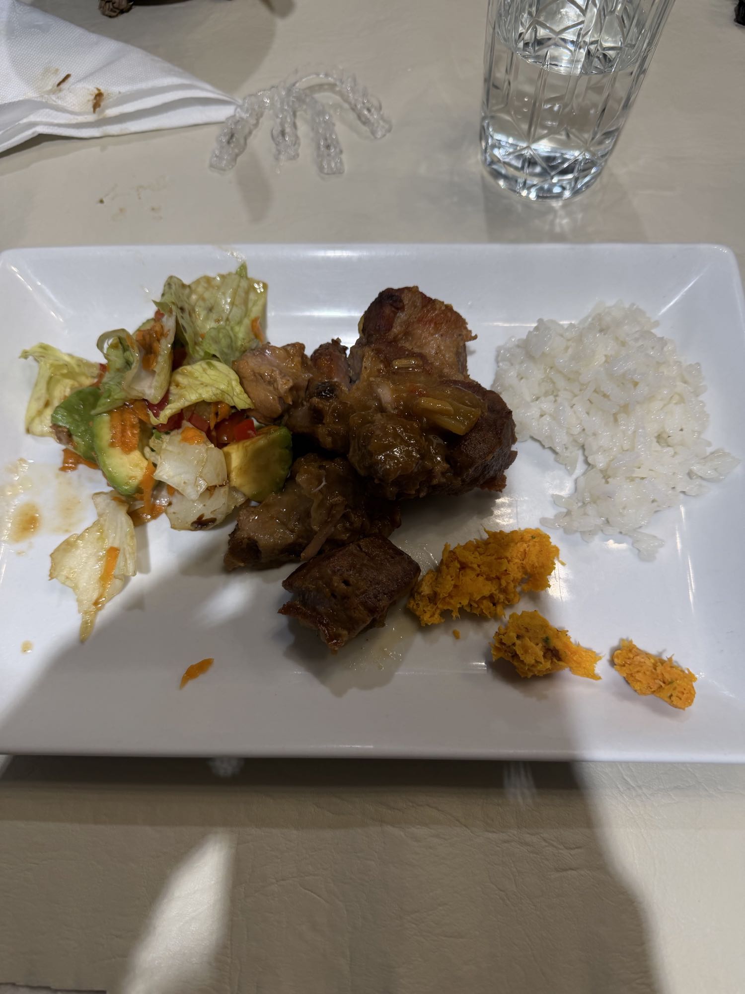 cerdo con arroz y ensalada