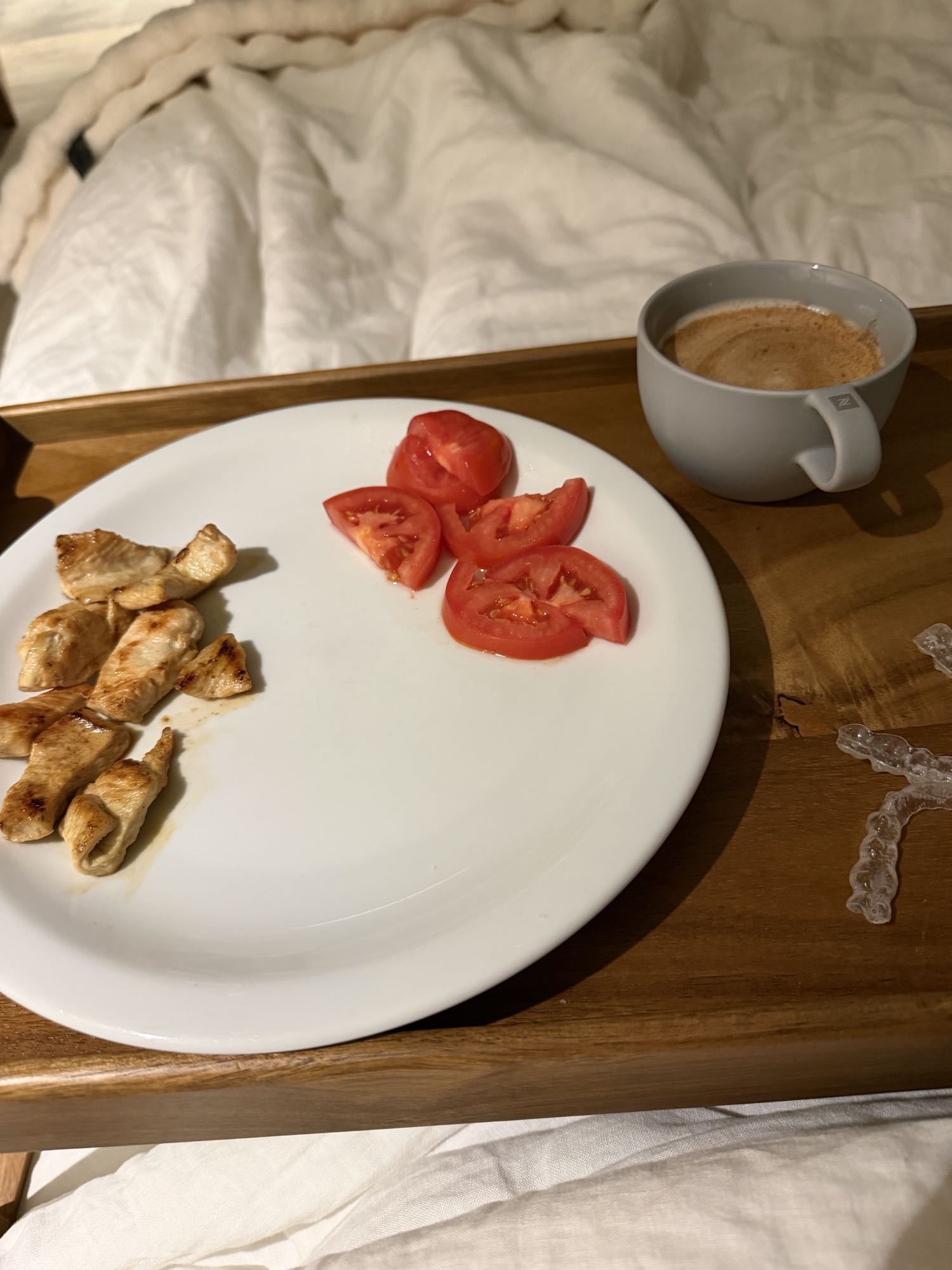 pollo con tomate y café