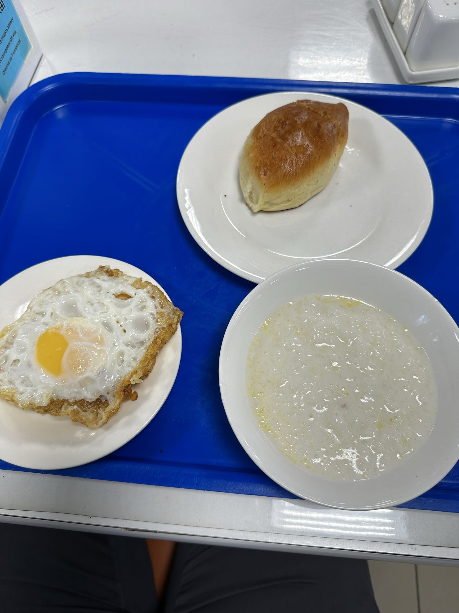 Каша с яйцом и булочкой